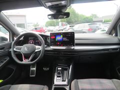 VW Golf VIII --GTI---2.0 TSI 195 kW GTI-oryxwhite Bild 3