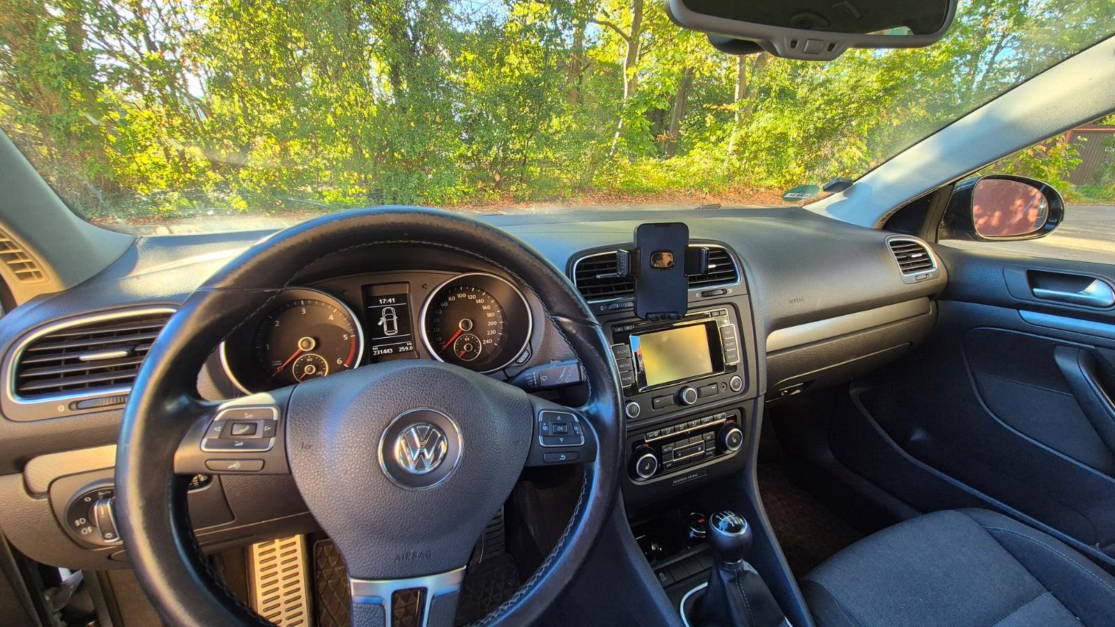 Volkswagen Golf 2011 — interior