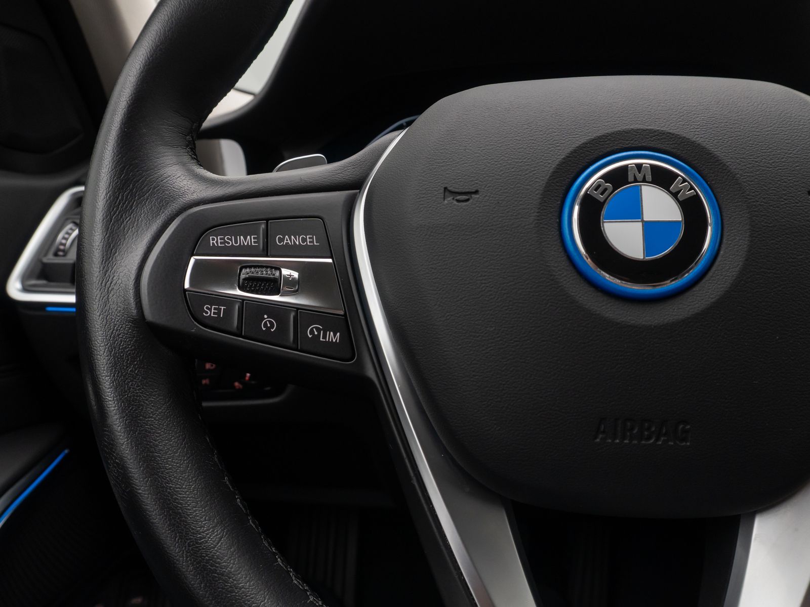 Fahrzeugabbildung BMW 330e Sport Line 360°Alarm HUD DAB HiFi Fernlicht