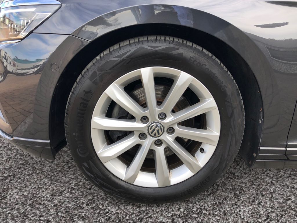 Fahrzeugabbildung Volkswagen Passat Variant 1.6 TDI SCR DSG Business Standhei