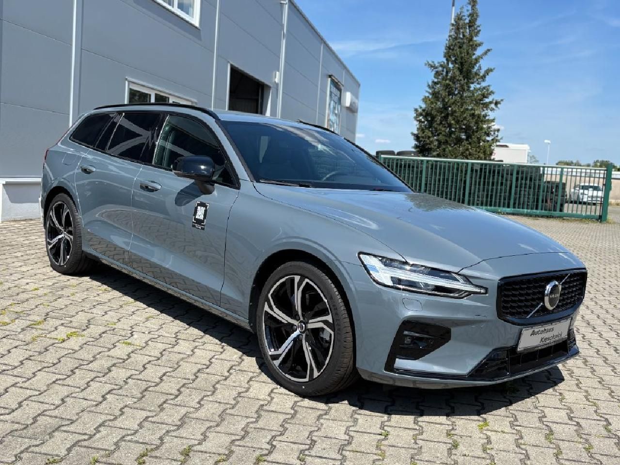 Fahrzeugabbildung Volvo V60 Kombi Plus Dark  LED DAB WiPa Harman Kardon