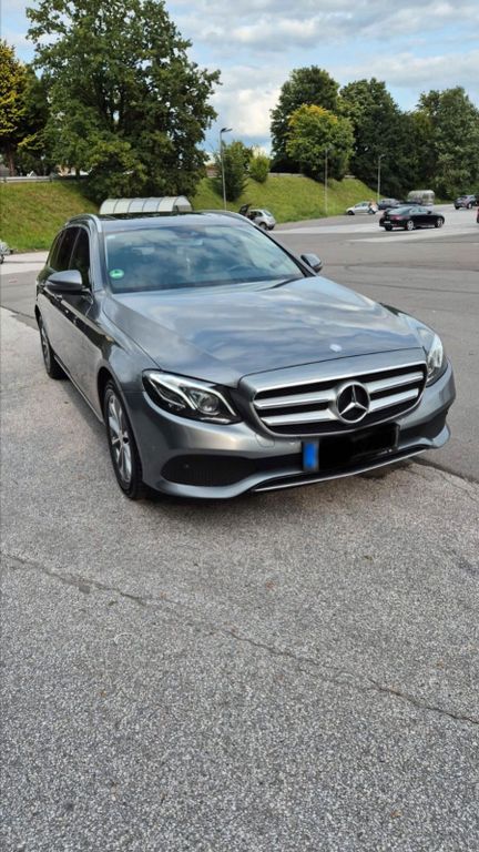 Image of Mercedes-Benz E 220