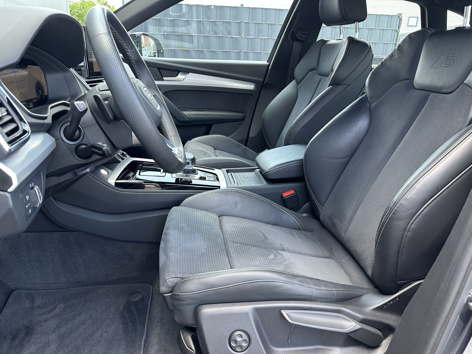 Fahrzeugabbildung Audi Q5 50 TFSIe Qu S-Line Black NAV+MATRIX+AHK+VCOCK