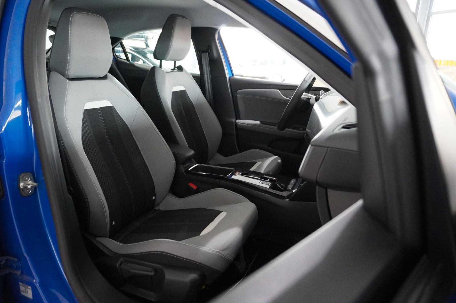 Fahrzeugabbildung Opel Mokka ELEGANCE 1.2T NAVI/LED/KAMERA/SPORT/SH/DAB