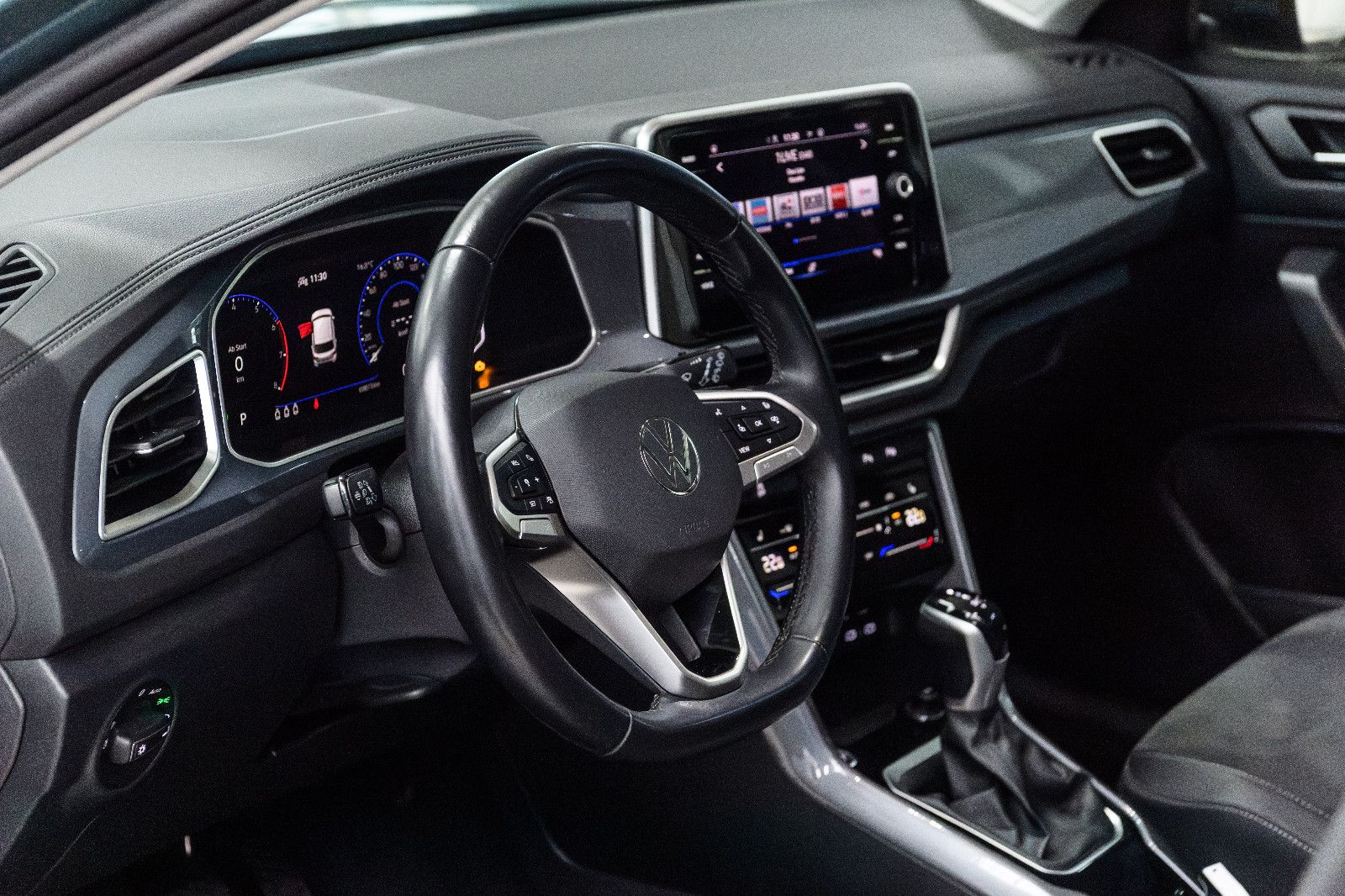 Fahrzeugabbildung Volkswagen T-Roc Style 1.5 TSI DSG LED+AHK+KEYLESS+KAMERA