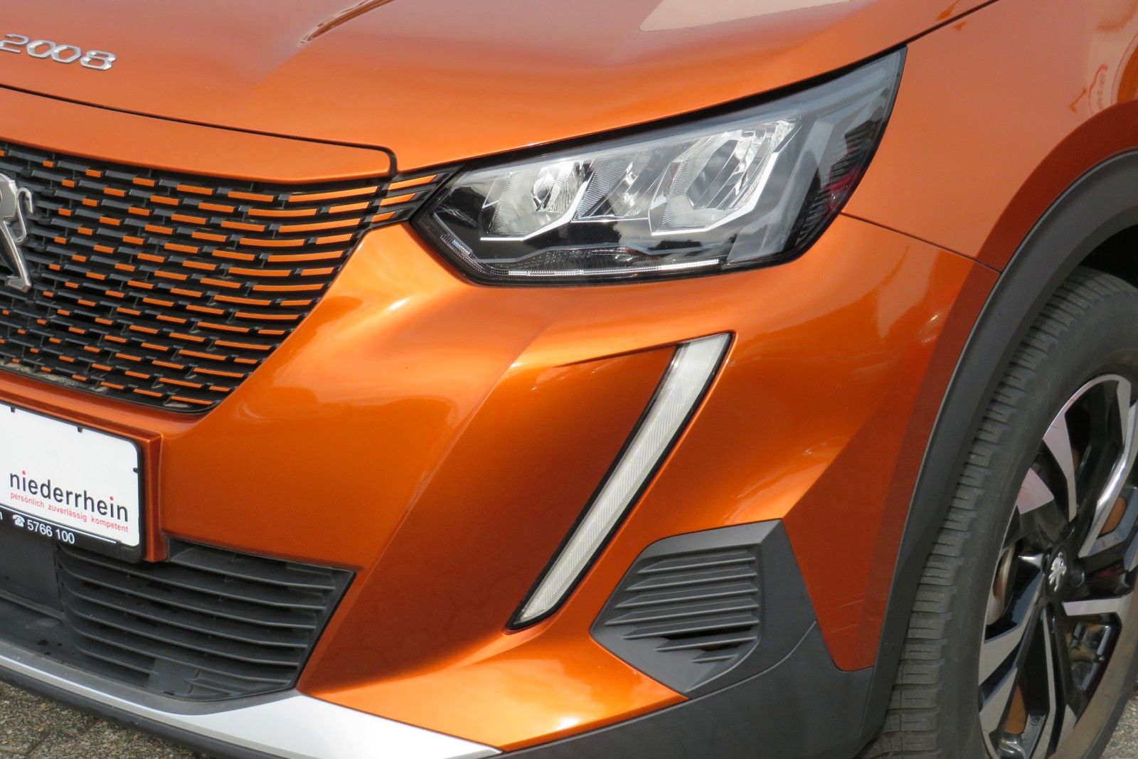 Fahrzeugabbildung Peugeot 2008-E ALLURE APP-CONNECT PDC GRA TELVOR 1.Hd