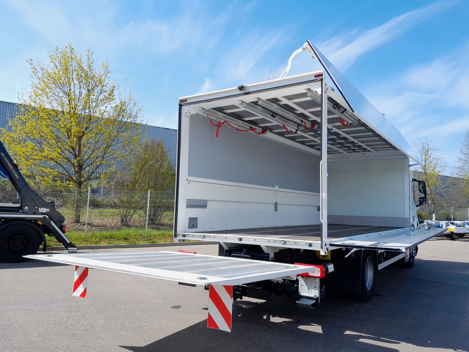 Fahrzeugabbildung DAF FA XD 370 zikun Swing-Board-Aufbau