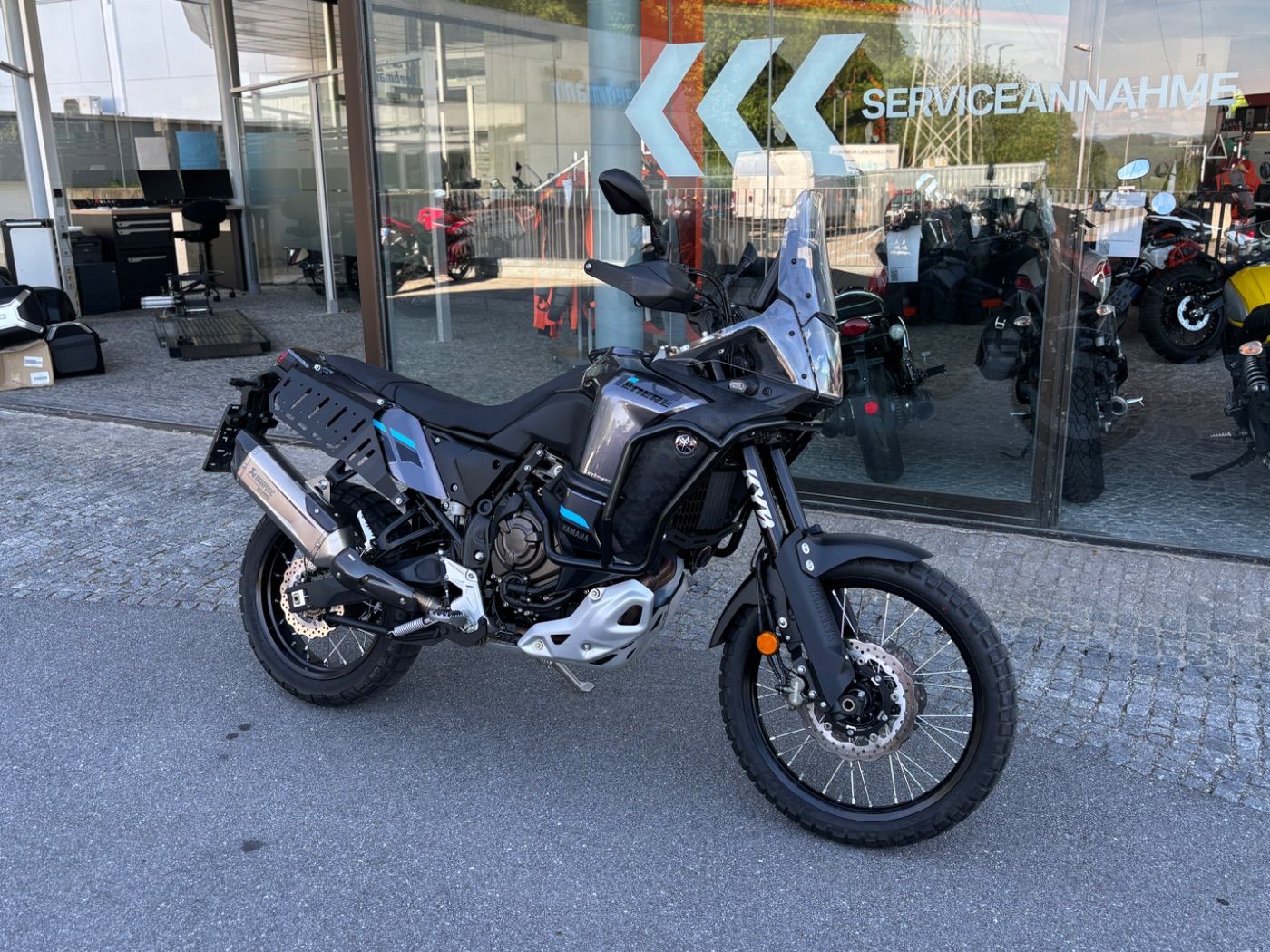Fahrzeugabbildung Yamaha XTZ 700 Tenere World Raid Modell 2024 Akrapovic