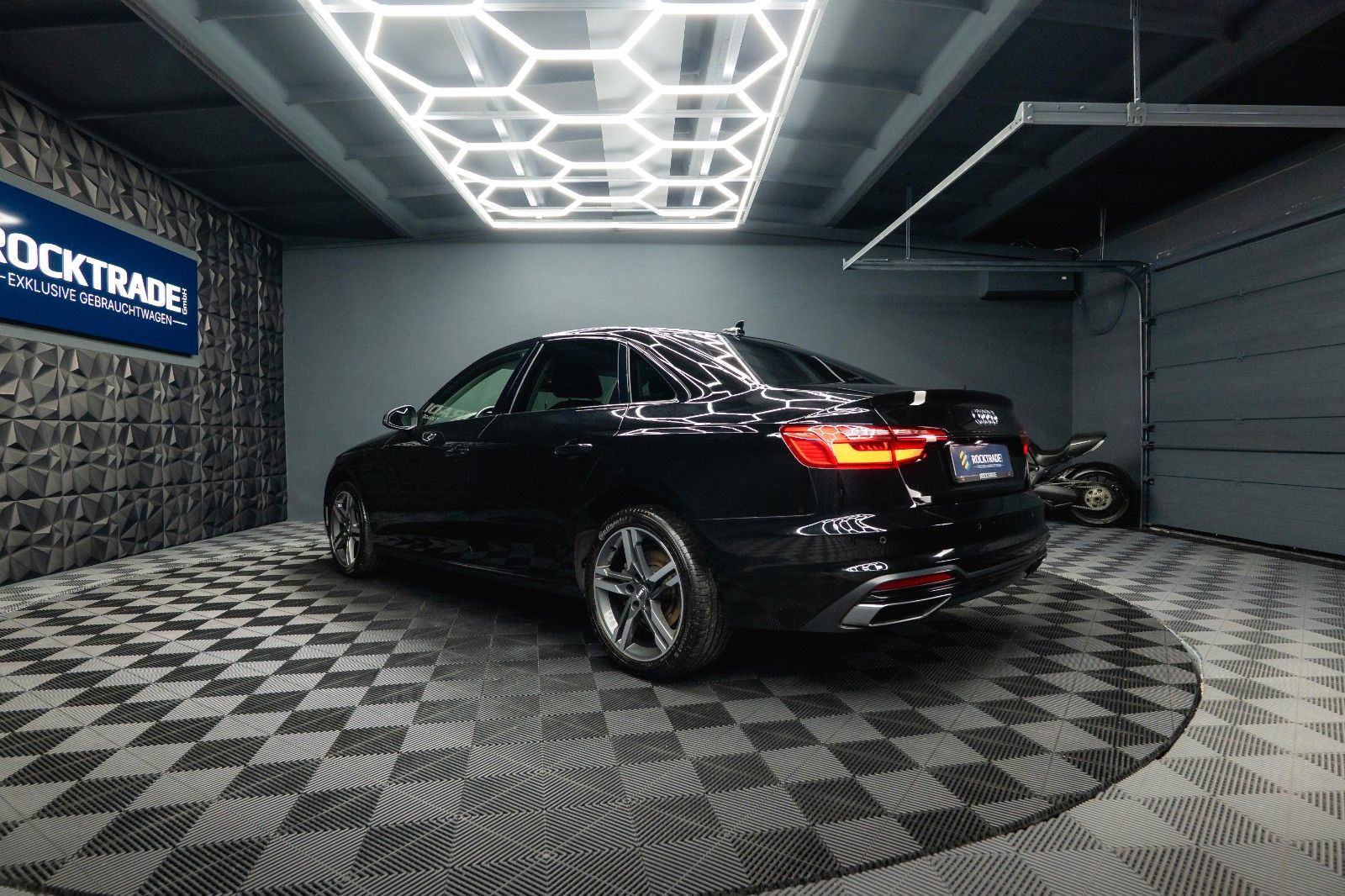 Fahrzeugabbildung Audi A4 Lim. 40 TFSI advanced Sport *DAB*LED*ACC*