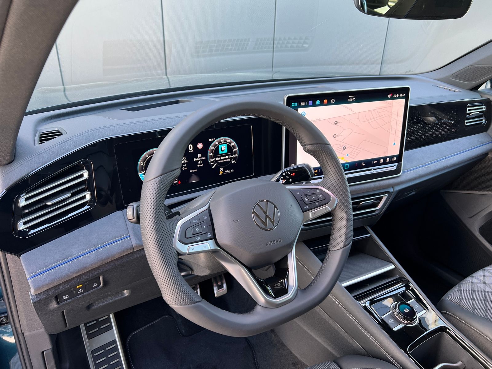 Fahrzeugabbildung Volkswagen Tiguan R-Line 1.5 eTSI DSG *AHK, IQ.Light, ACC,