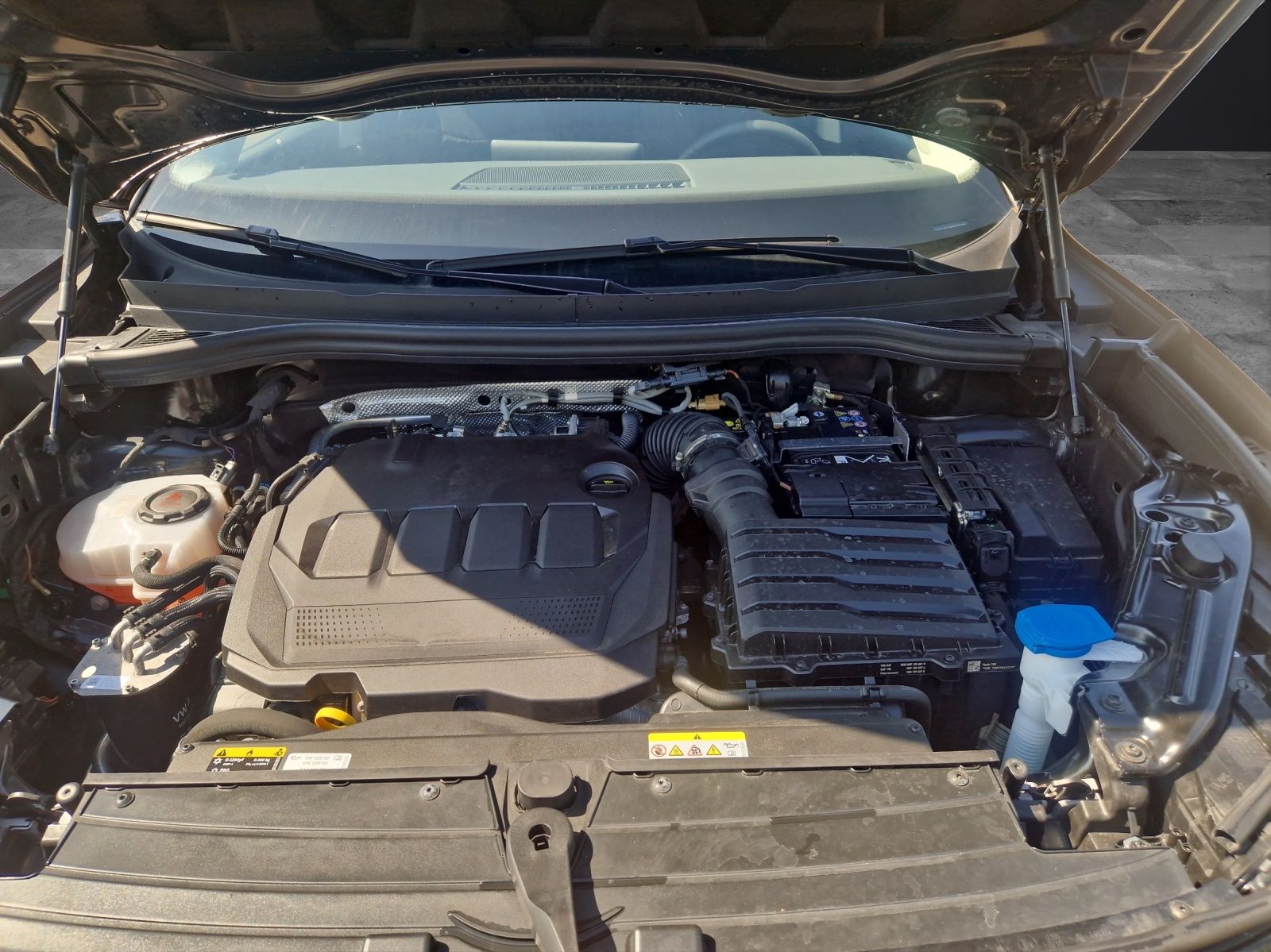 Fahrzeugabbildung Volkswagen Tiguan 2.0 TDI Life DSG LED+ ACC AHK SHZ LRHzg W