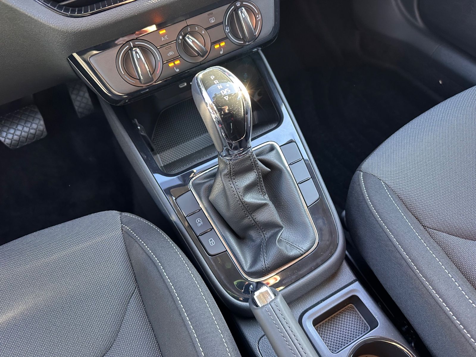 Fahrzeugabbildung SKODA Fabia 1.0 TSI DSG Selection LED/PDC/SHZG/APP/GRA