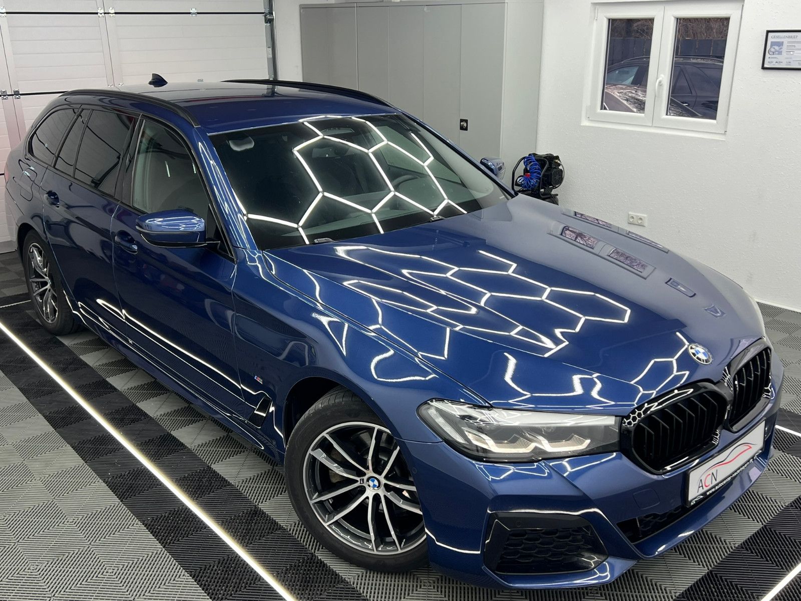 Fahrzeugabbildung BMW 520 d xDrive M SPORT/STHZ/LED/ACC/AHK/AMBIENTE