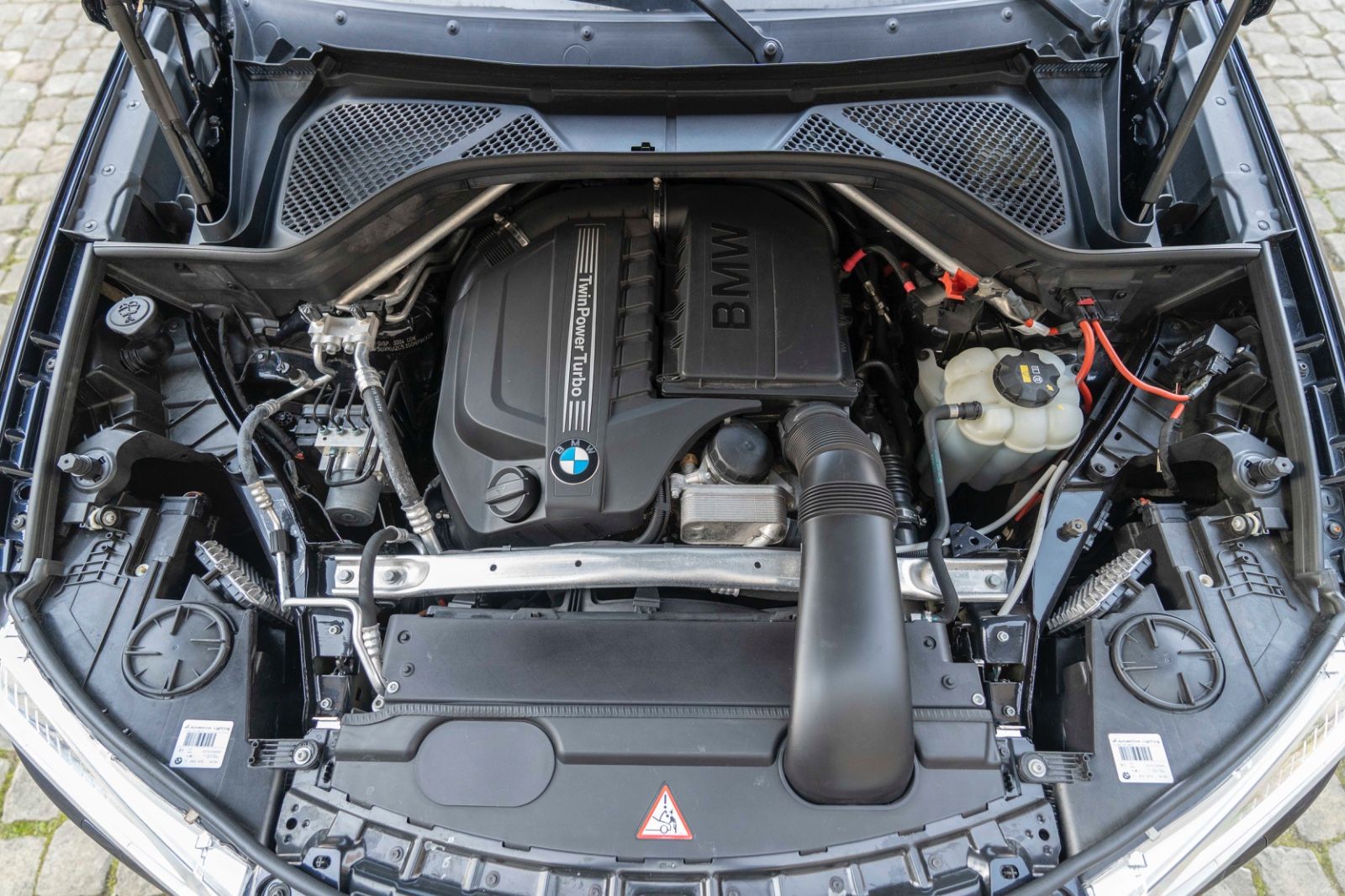 Fahrzeugabbildung BMW X6 xDrive35i M HUD H&K 360° LED TOTW PDC