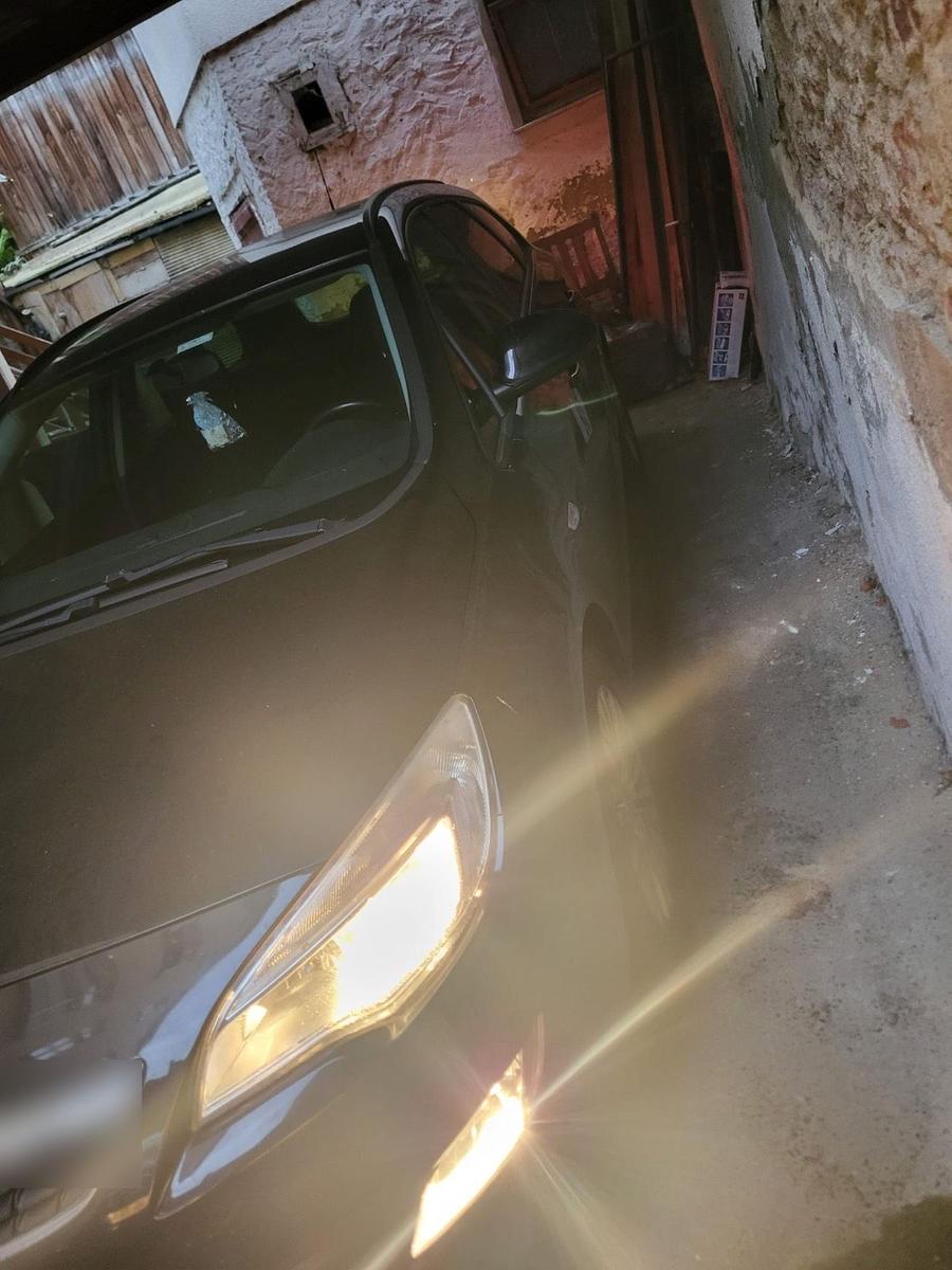 Opel Astra 2011 — photo 5