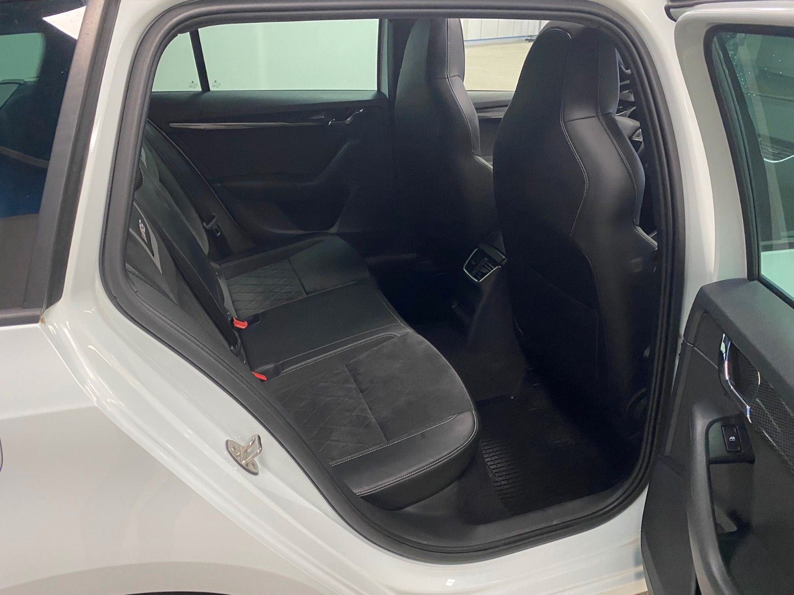 Fahrzeugabbildung SKODA Octavia 2.0 TSI DSG RS Combi+PANORAMA+19"+NAVI++