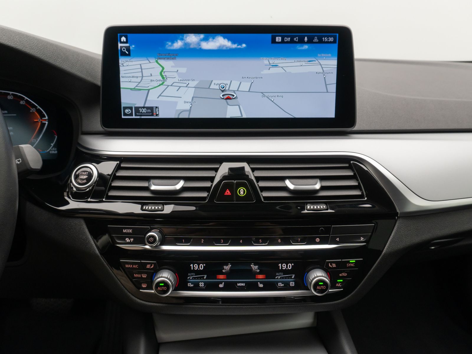 Fahrzeugabbildung BMW 520d xD Kamera HUD DAB Alarm Sport Fernlichtassi