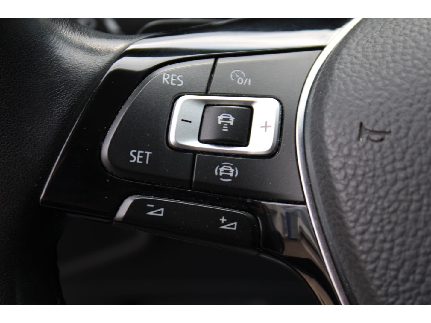 VW Touran IQ.DRIVE 2.0 TDI BMT ACC LED AHK el. Heck - Image 16