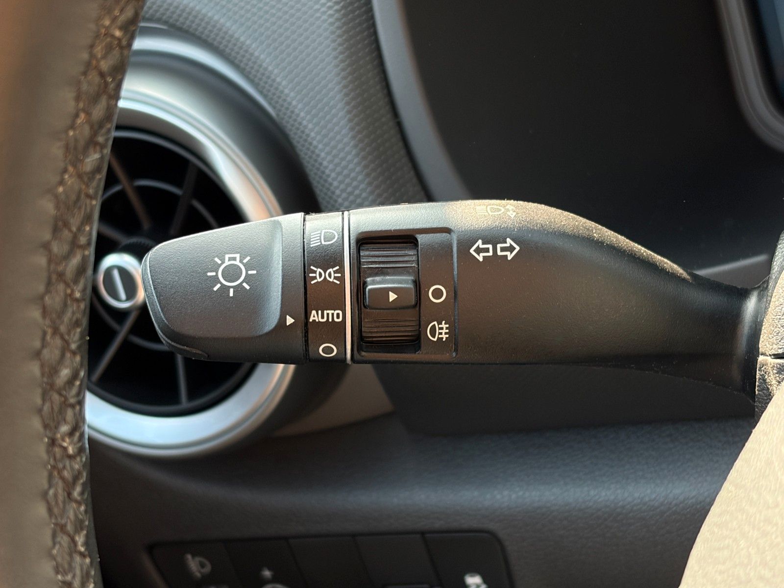 Fahrzeugabbildung Hyundai KONA E Basis 2WD LKAS CAM CarPlay DAB+ 17" 305km