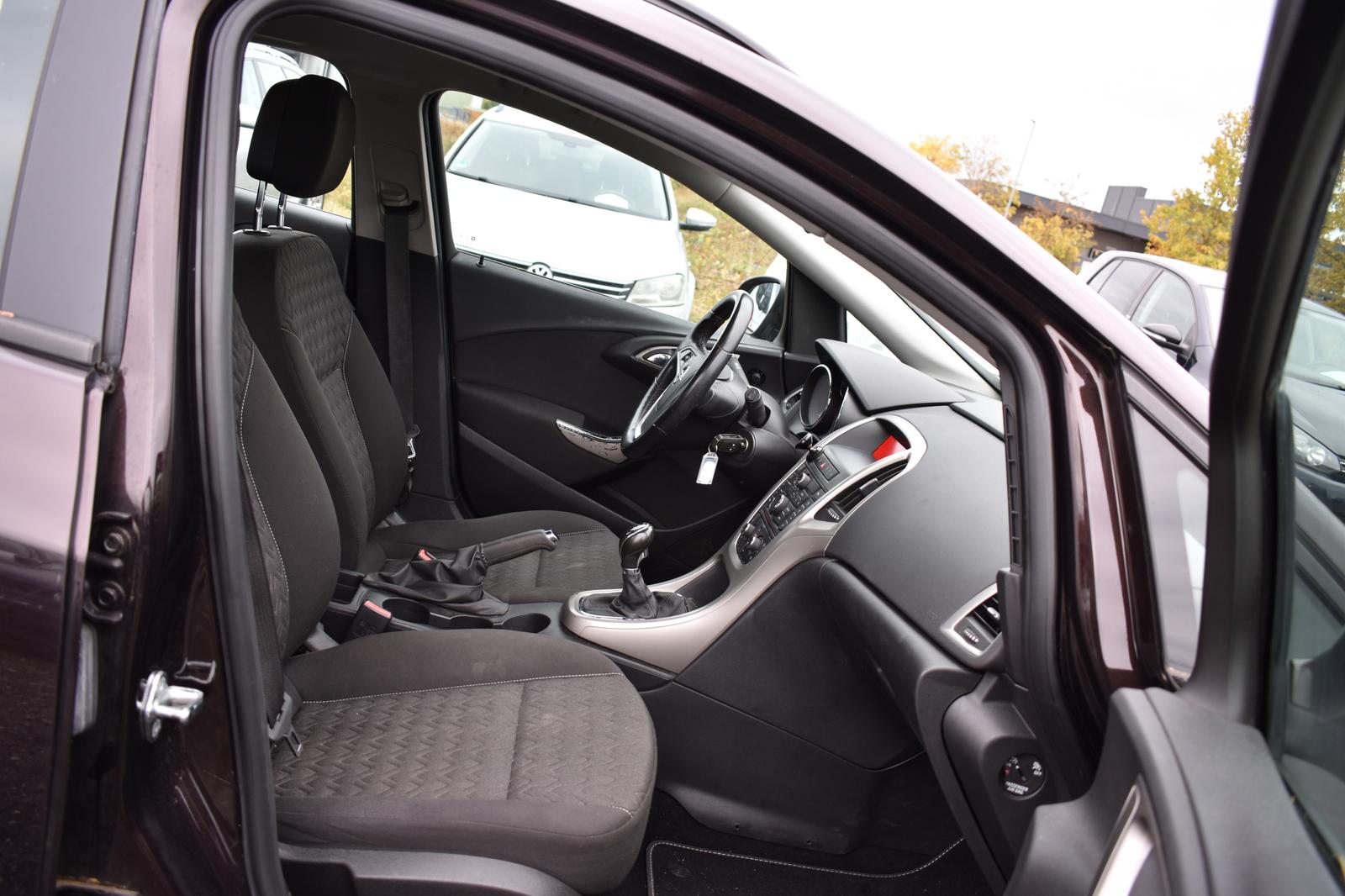 Opel Astra 2013 — фото 11