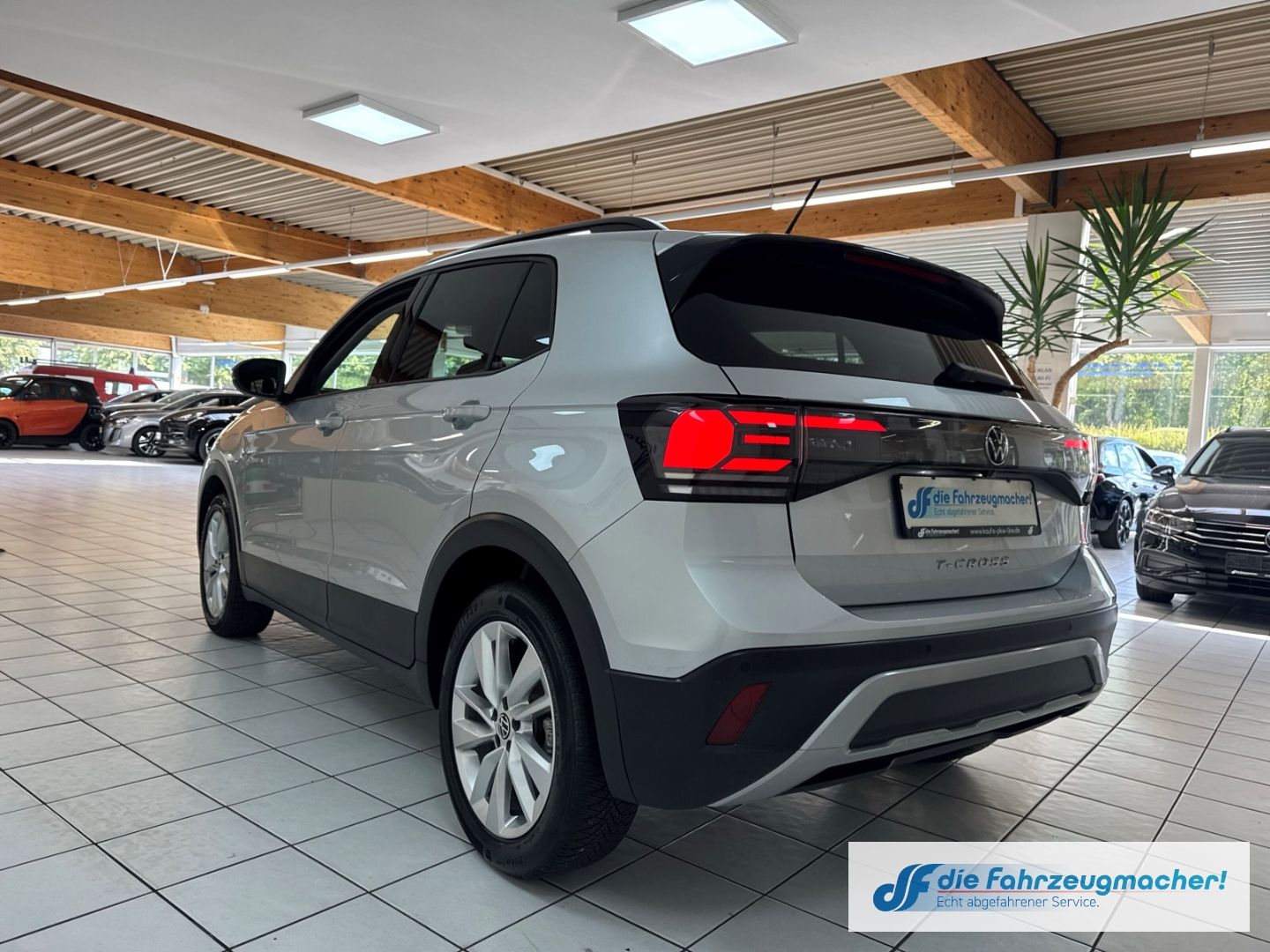 Fahrzeugabbildung Volkswagen T-Cross 1.0 TSI 85 kW Life Digitales Cockpit LED