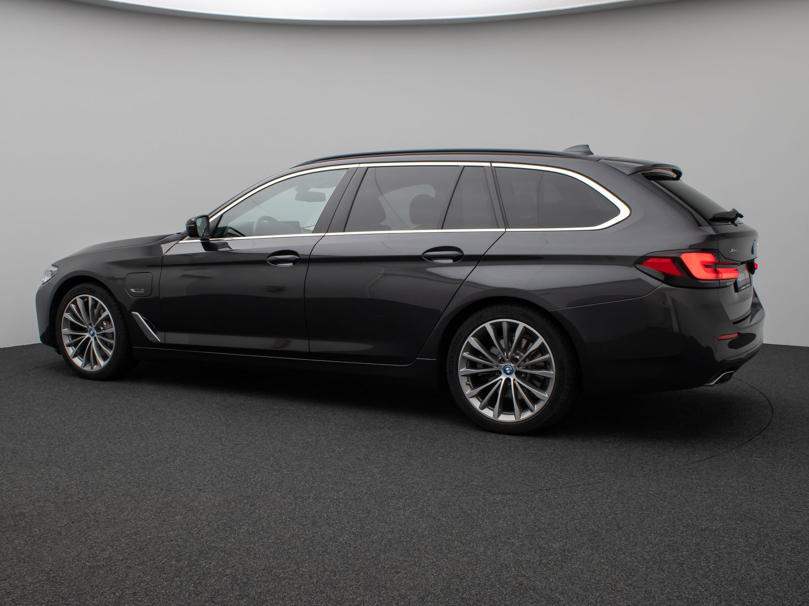 Fahrzeugabbildung BMW 530e xD Panorama DAB CockPitPro Alarm PDC 19Zoll