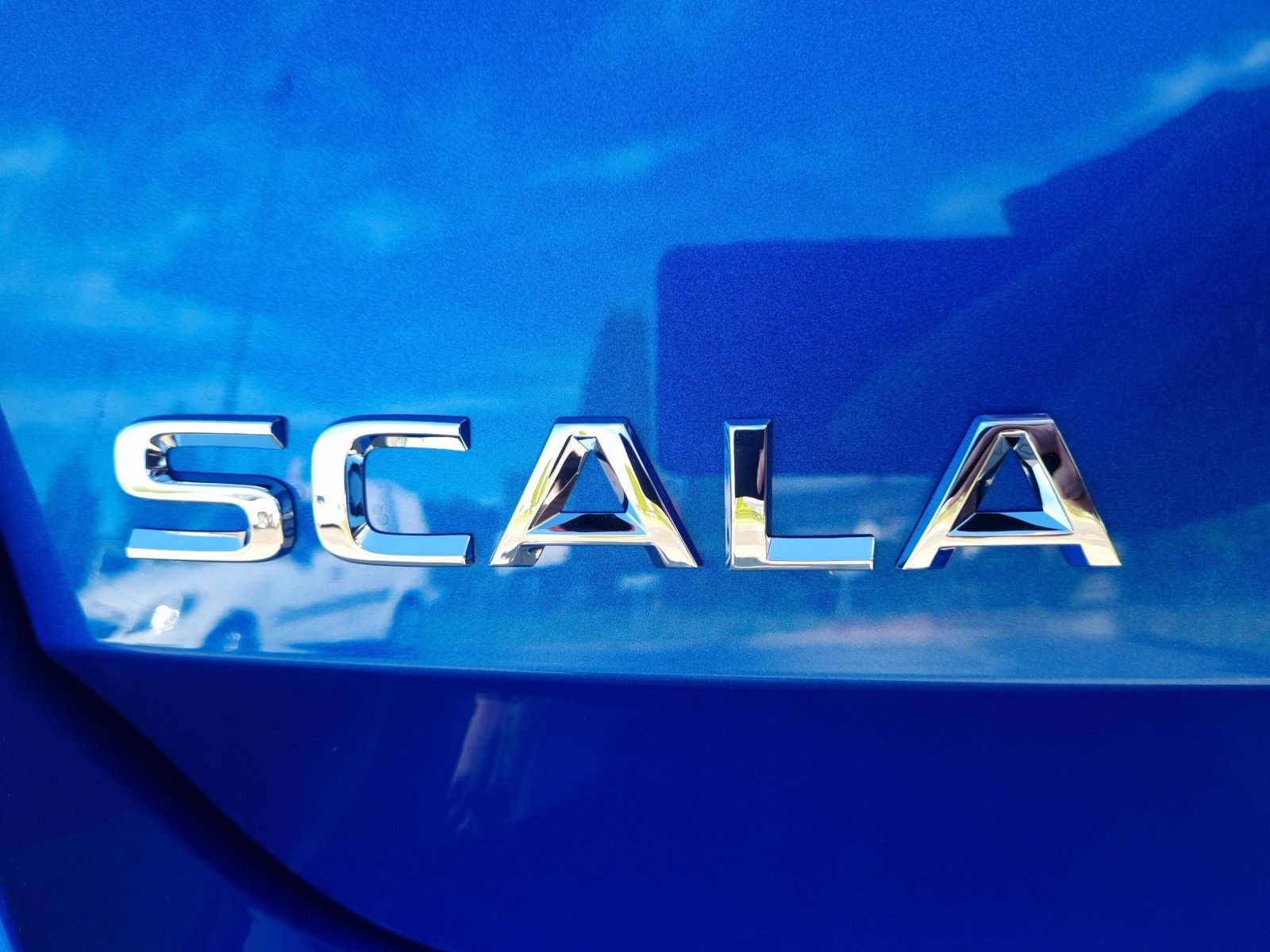 Fahrzeugabbildung SKODA Scala Tour 1,0 TSI 85KW/115PS AHK Fahrassi+