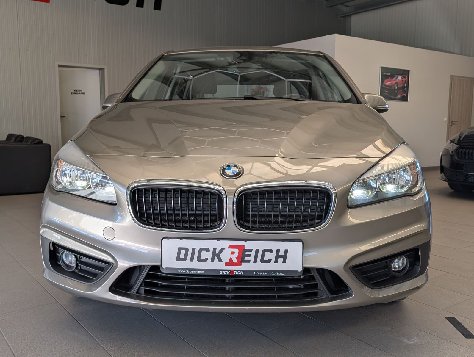Fahrzeugabbildung BMW 220 i Active Tourer Advantage Navi Cam Pano AHK