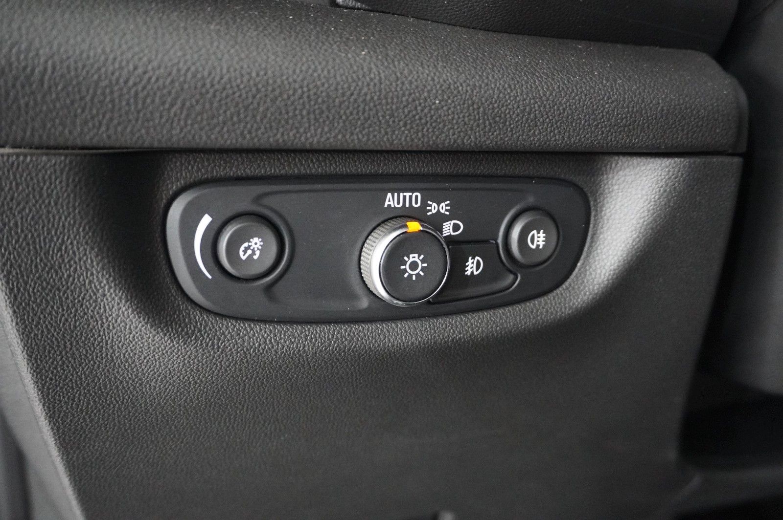 Fahrzeugabbildung Opel Insignia B ST 2.0D ELEGANCE 4X4 NAVI/HUD/BOSE/AH