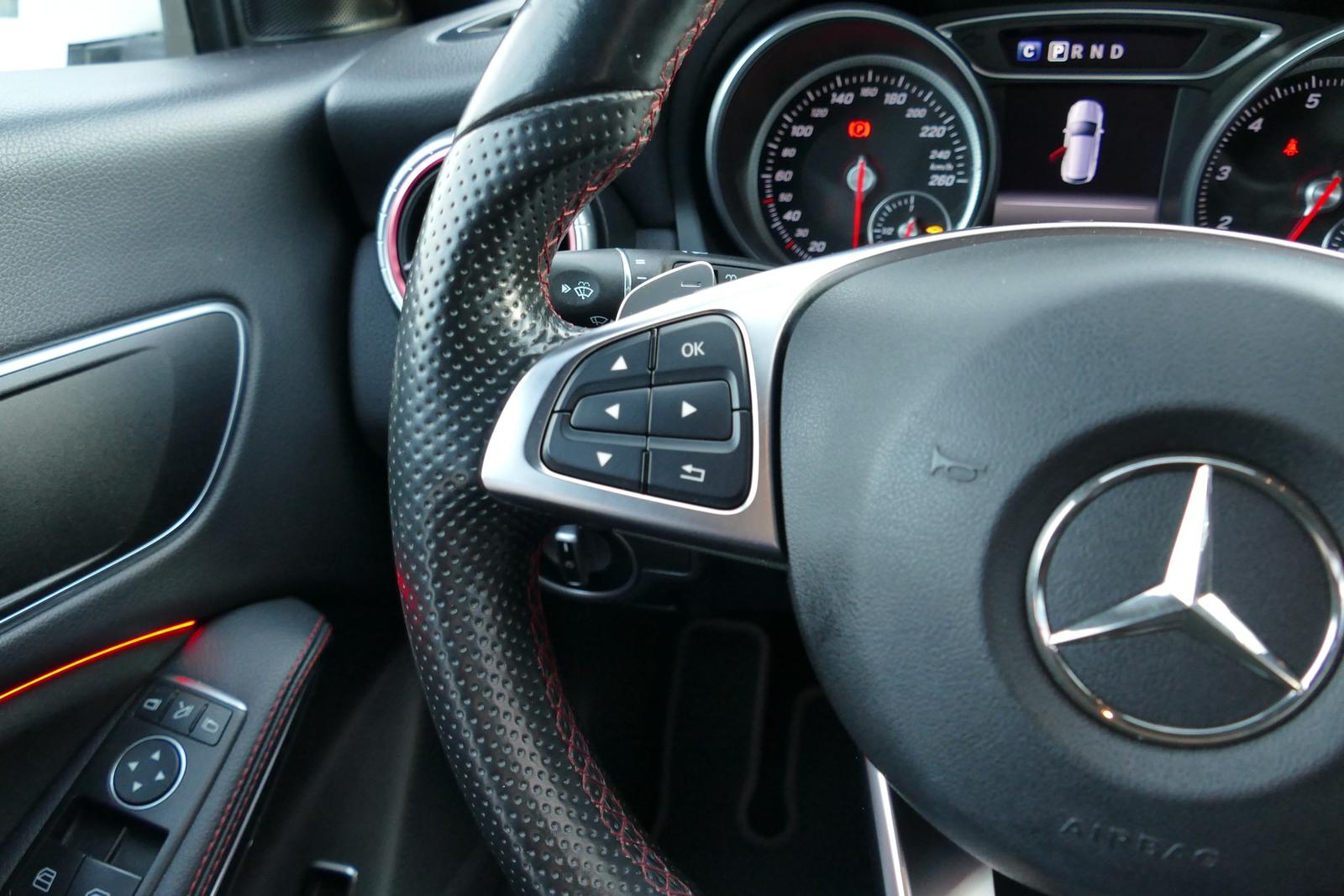 Mercedes-Benz CLA 200 AMG Line LED Navi Panorama Tempomat PDC