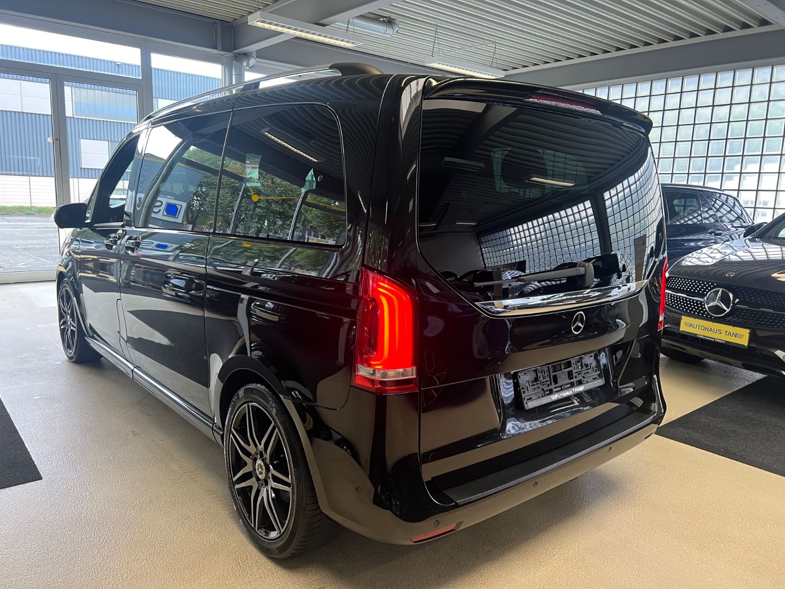Fahrzeugabbildung Mercedes-Benz V 250 d EDITION AMG LINE kompakt *7.SITZER*