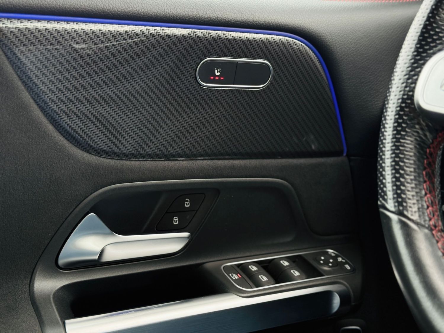 Fahrzeugabbildung Mercedes-Benz GLB 250 4M AMG, Autom., Multibeam, PTS, RFK, Nav