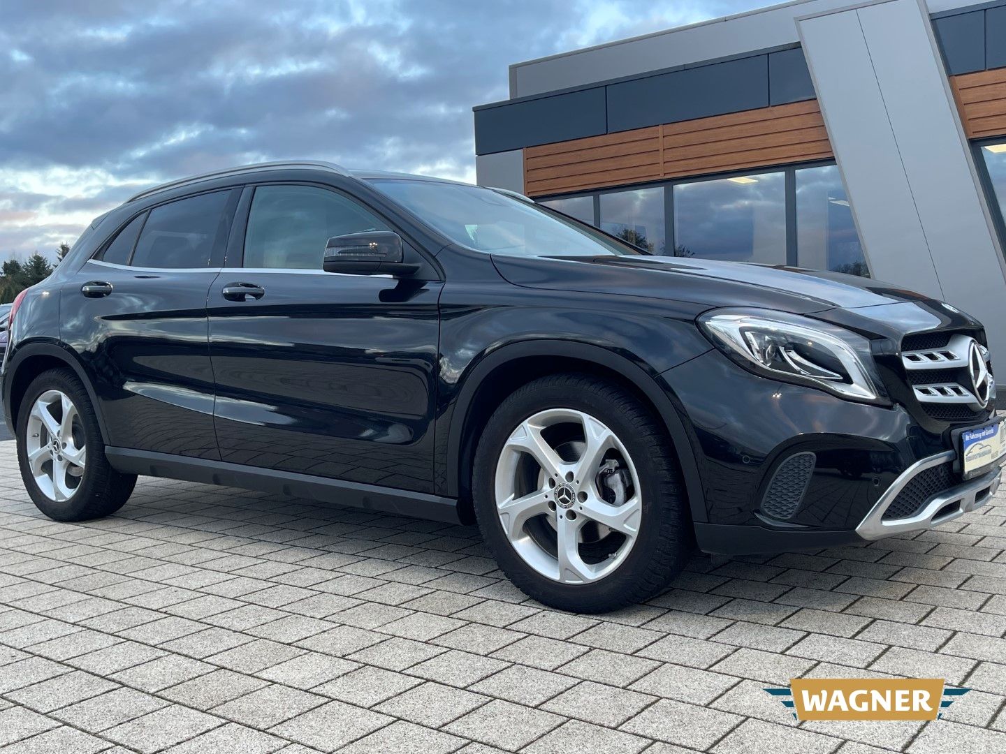 Fahrzeugabbildung Mercedes-Benz GLA 180 Sport Utility Sitzheizung Navi