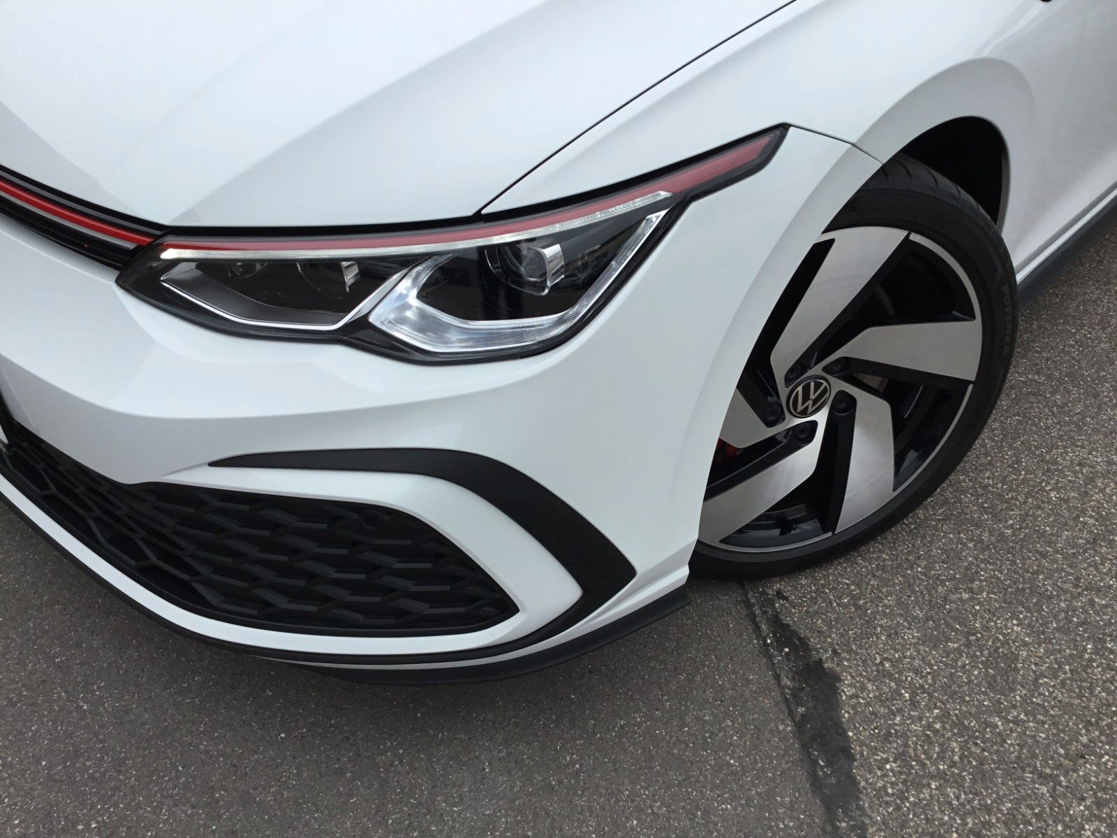 Fahrzeugabbildung Volkswagen Golf 2.0 TSI DSG GTI+Pano+18"+IQ Light