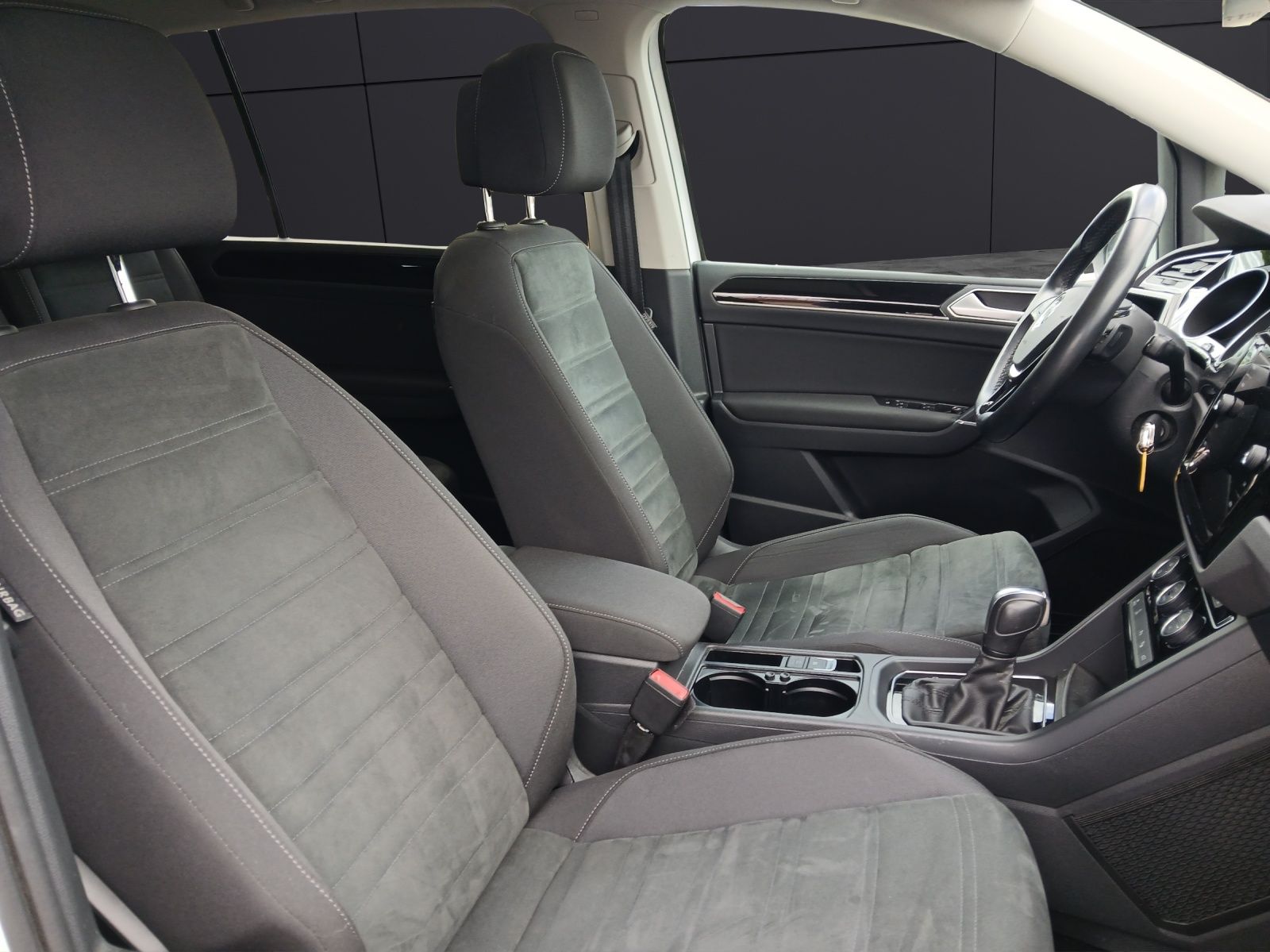 Fahrzeugabbildung Volkswagen Touran 2.0 TDI Highline DSG AHK Pano Kamera