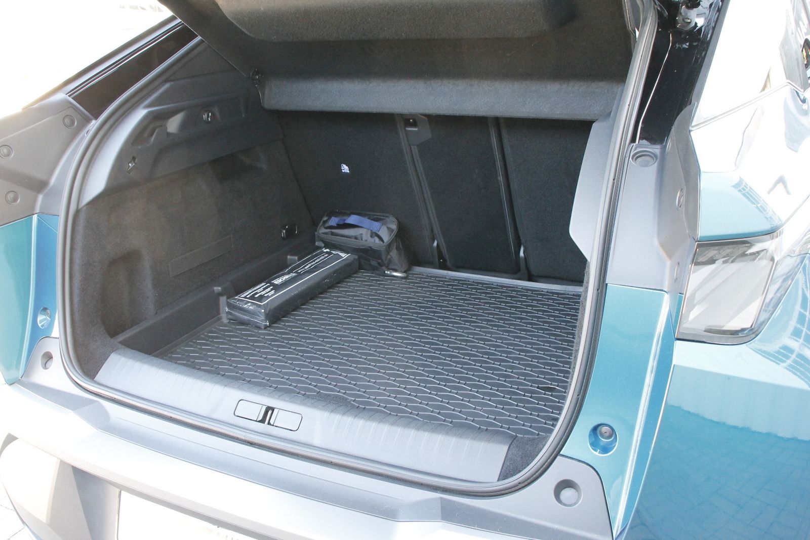 Fahrzeugabbildung Peugeot 3008 Allure Hybrid 145 e-DSC6