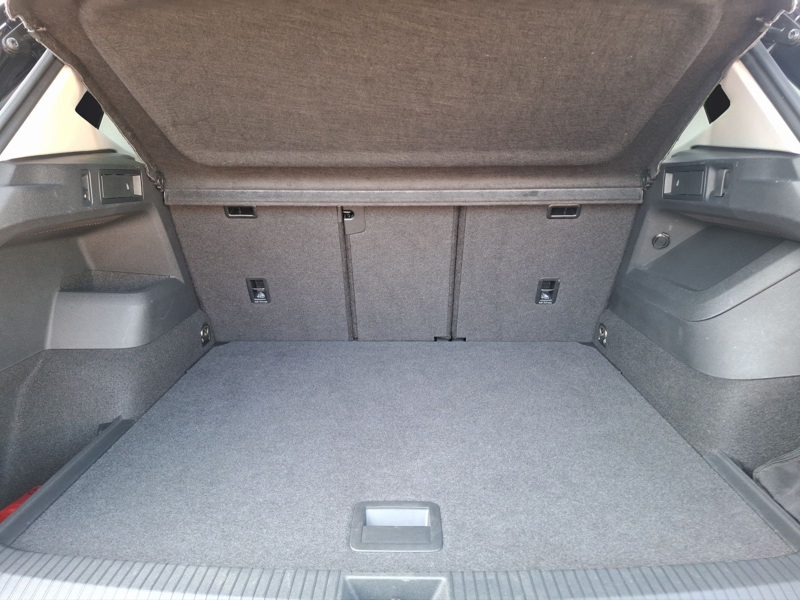 Fahrzeugabbildung Volkswagen Tiguan TDI Elegance DSG Matrix STH AHK Navi Pano