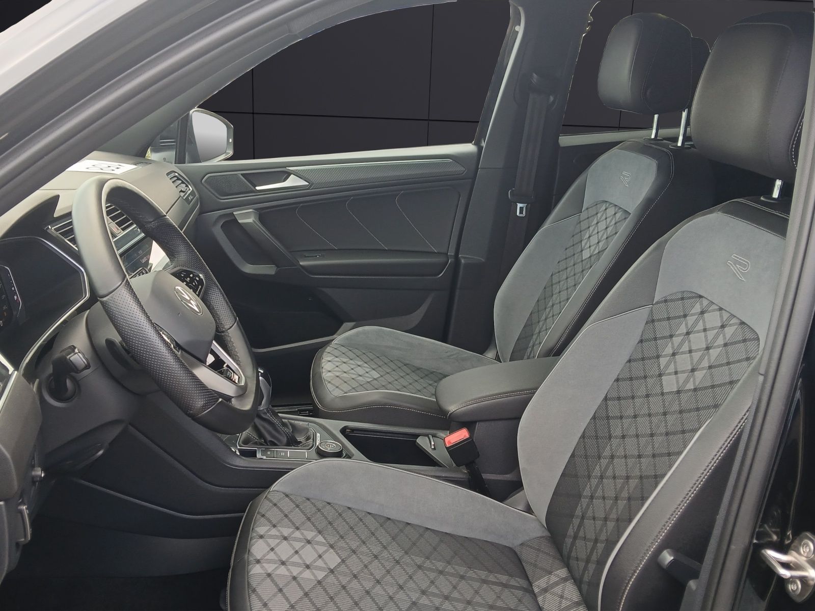 Fahrzeugabbildung Volkswagen Tiguan Allspace TSI R-Line DSG 4M Matrix AHK Nav