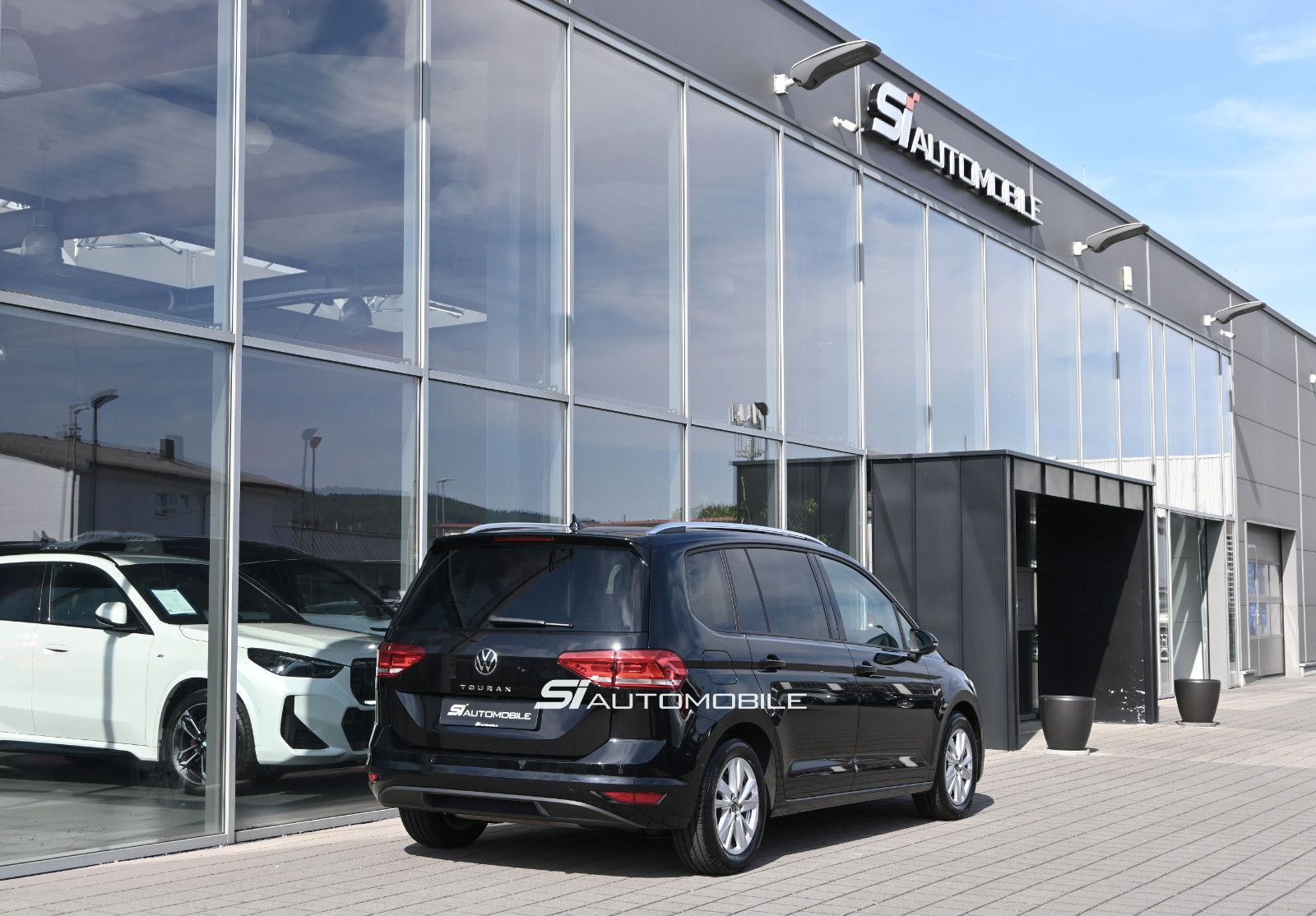 Fahrzeugabbildung Volkswagen Touran 1.5 TSI DSG °ACC°AHK°PANO°STHEIZ°MASSAGE°