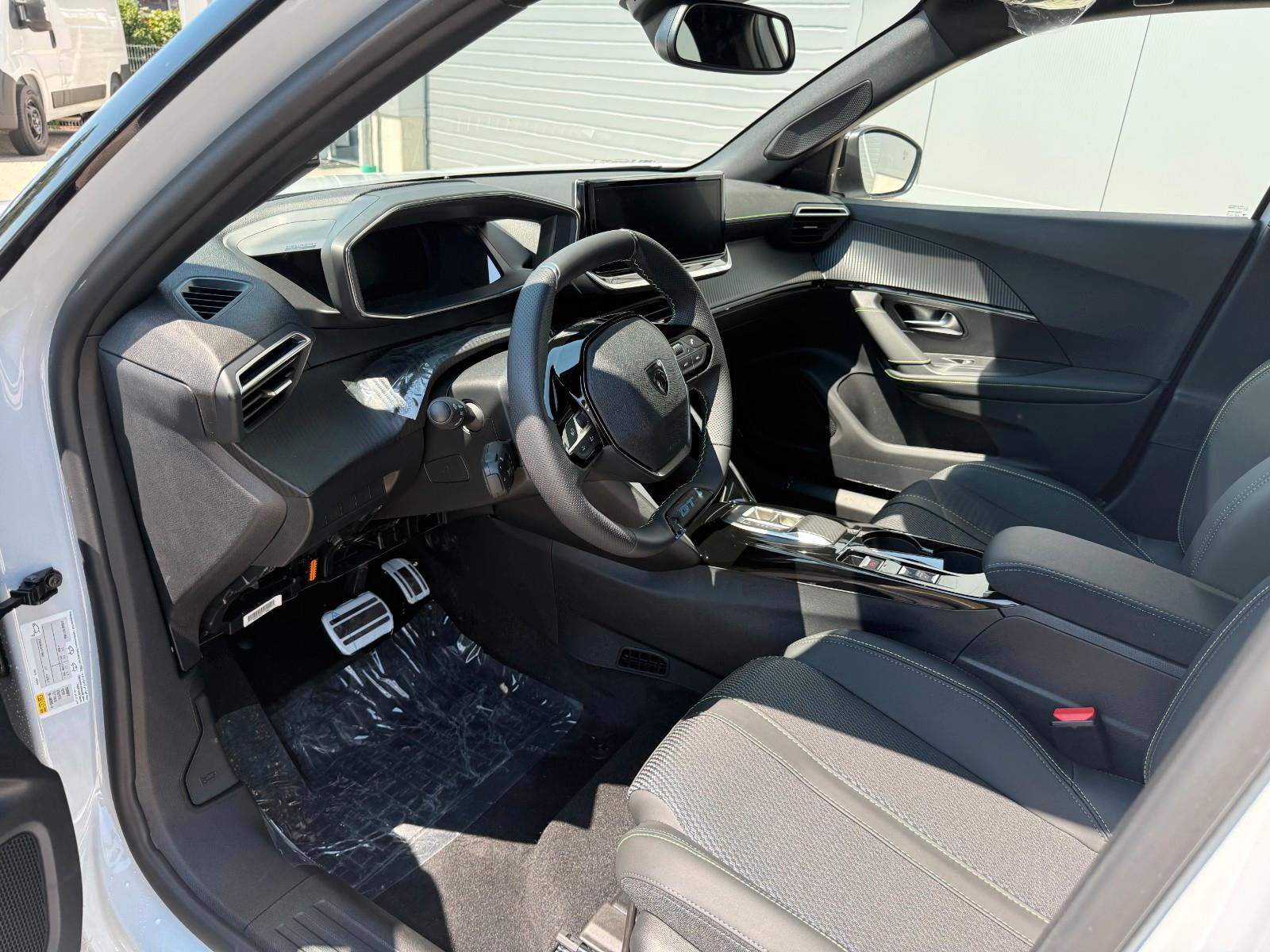 Peugeot 2008 Hybrid 145 GT