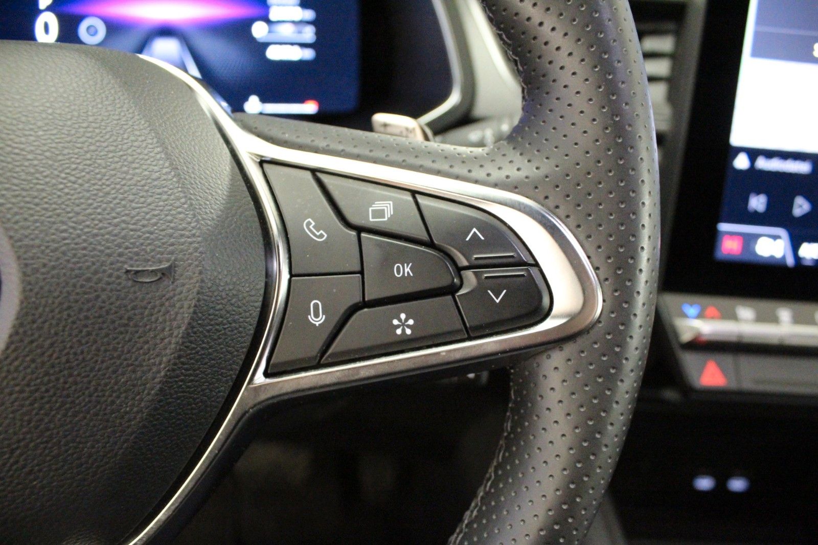 Fahrzeugabbildung Renault Captur Mild Hybrid 160 EDC Techno *Ganzjahresrei