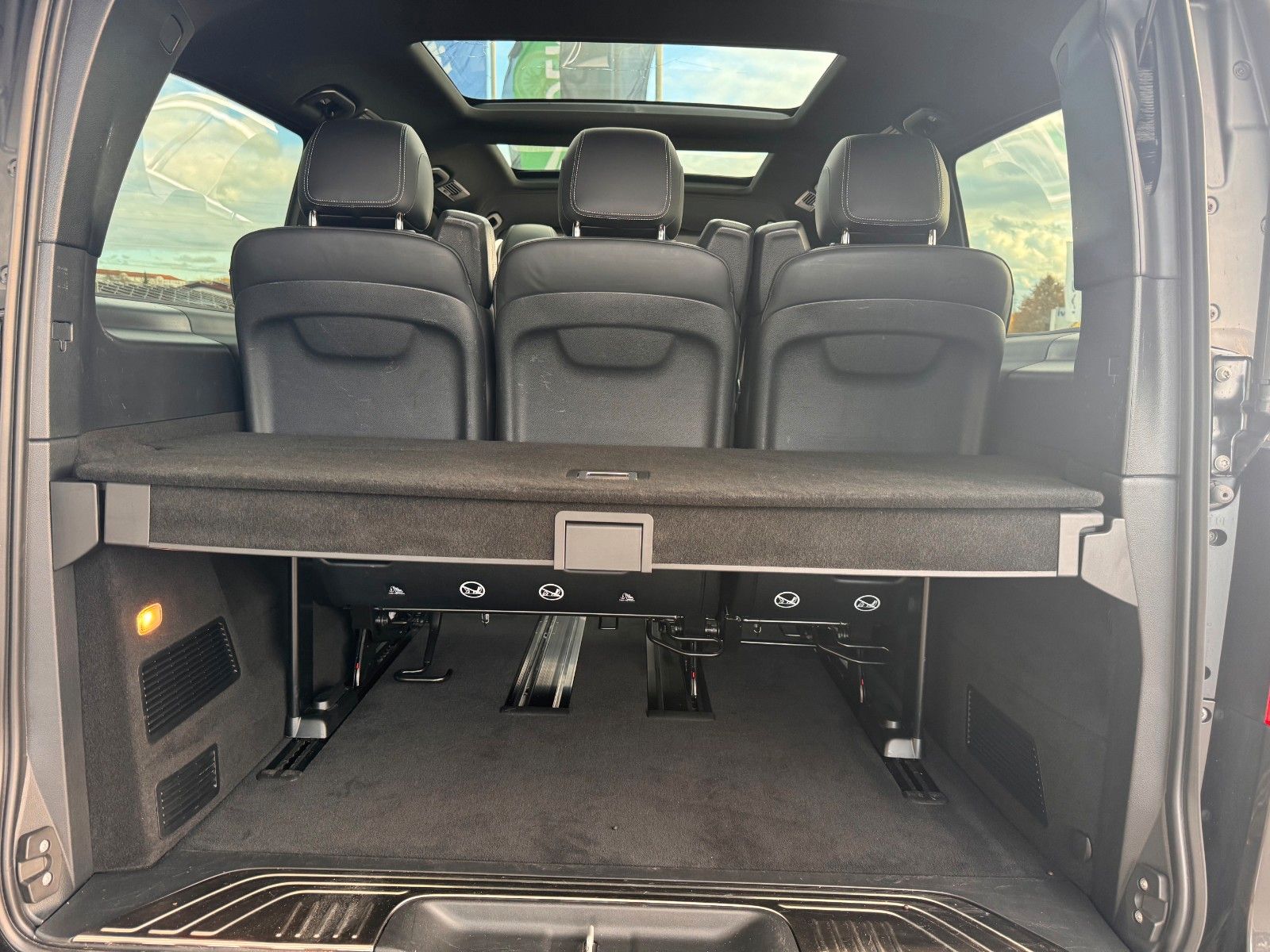 Fahrzeugabbildung Mercedes-Benz V 300 d 4MATIC AVA ED AMG DISTR Stdh AHK2,5 PANO