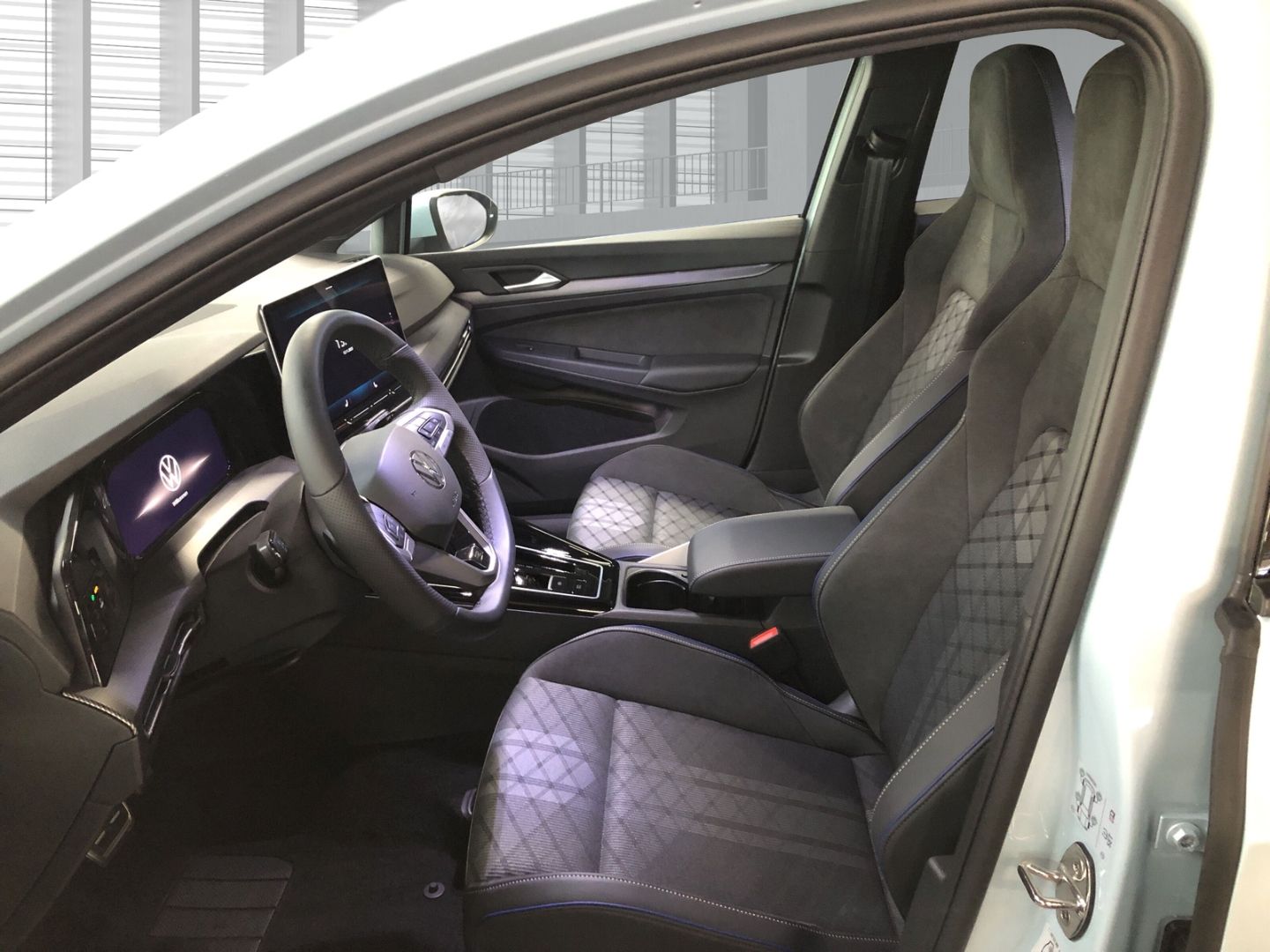 Fahrzeugabbildung Volkswagen Golf R-Line -Line 1.5 eTSI DSG Sportpaket HUD AH