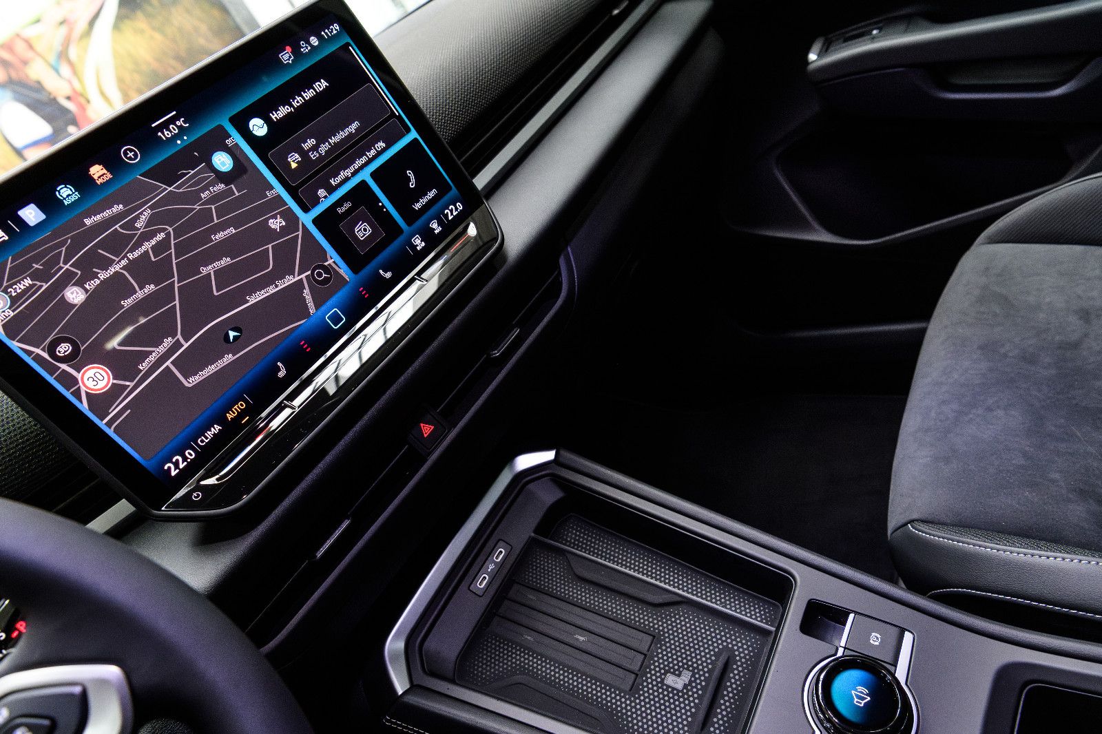 Fahrzeugabbildung Volkswagen T-Roc 1.5 eTSI  Style+IQ-Light+AHK+5 Jahre Gar.