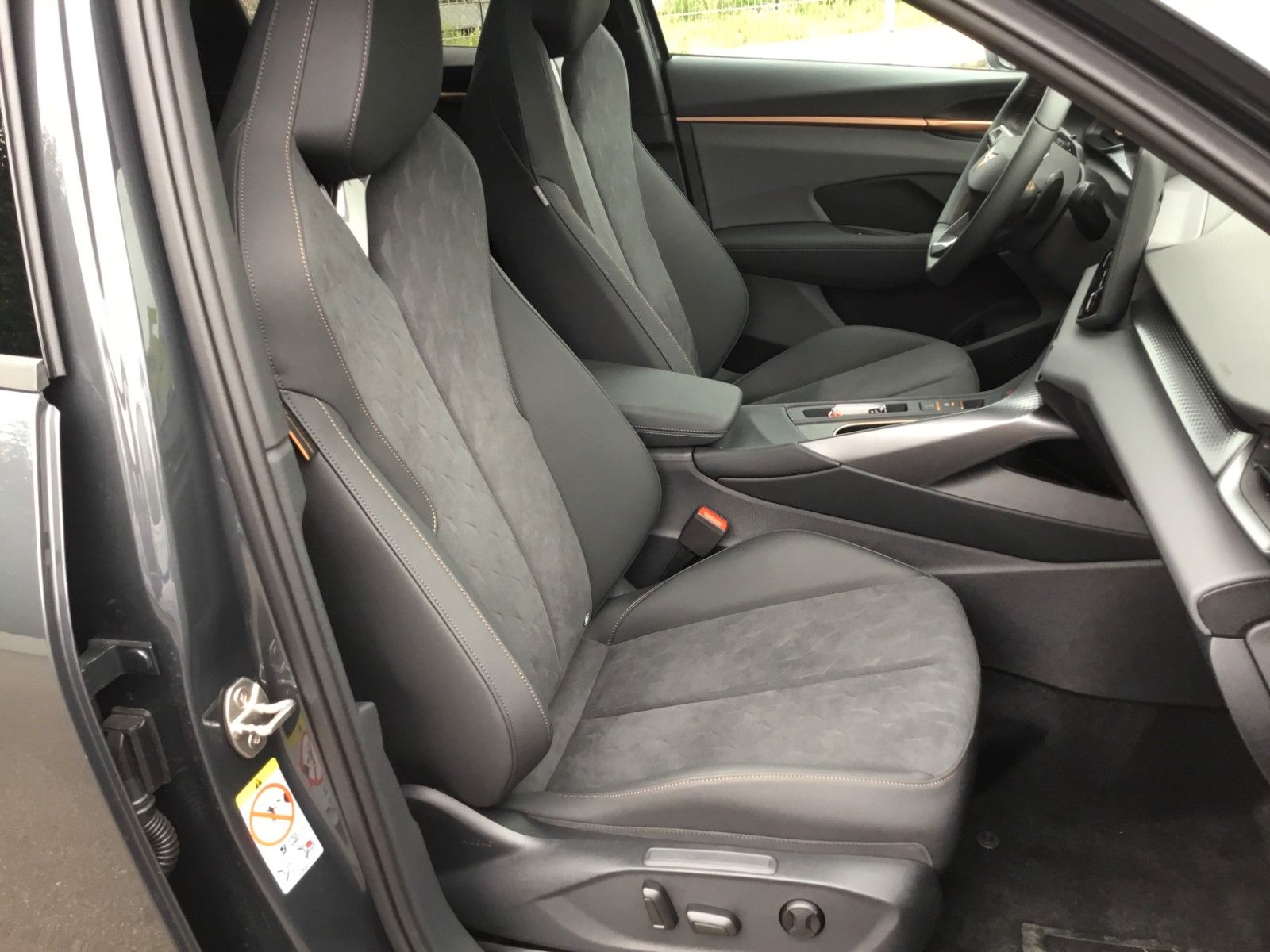 Fahrzeugabbildung CUPRA Terramar 2.0 TSI DSG 4Drive+Matrix+AHK+Pano+360°