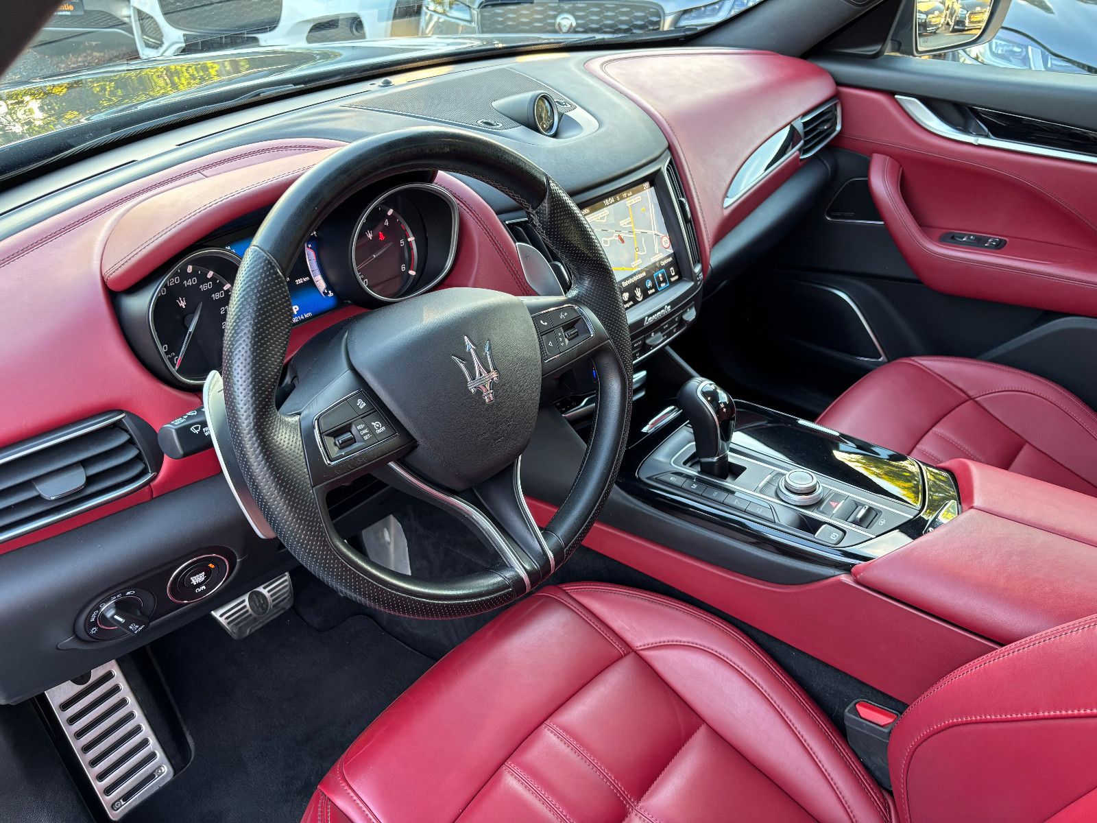 Fahrzeugabbildung Maserati Levante/EXCLUSIVE/RED/360'KAM/PANO/HARMAN-KARDON