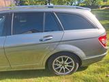 Mercedes-Benz 200 - Mercedes-Benz 200 mit Benzin-Antrieb: Kombi