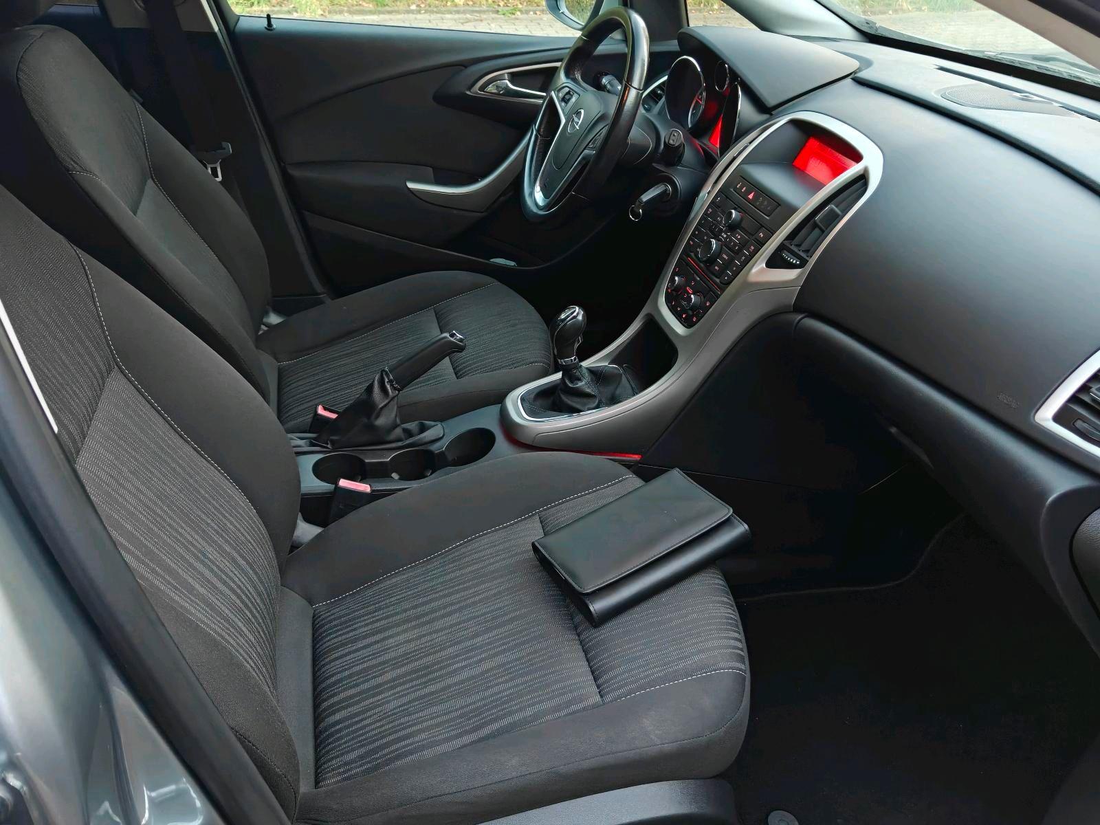 Opel Astra 2011 — photo 8
