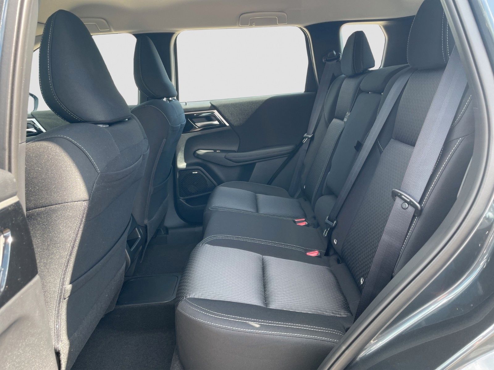 Fahrzeugabbildung Mitsubishi Outlander 2.4 PHEV 4WD Standheizung Tageszulassu