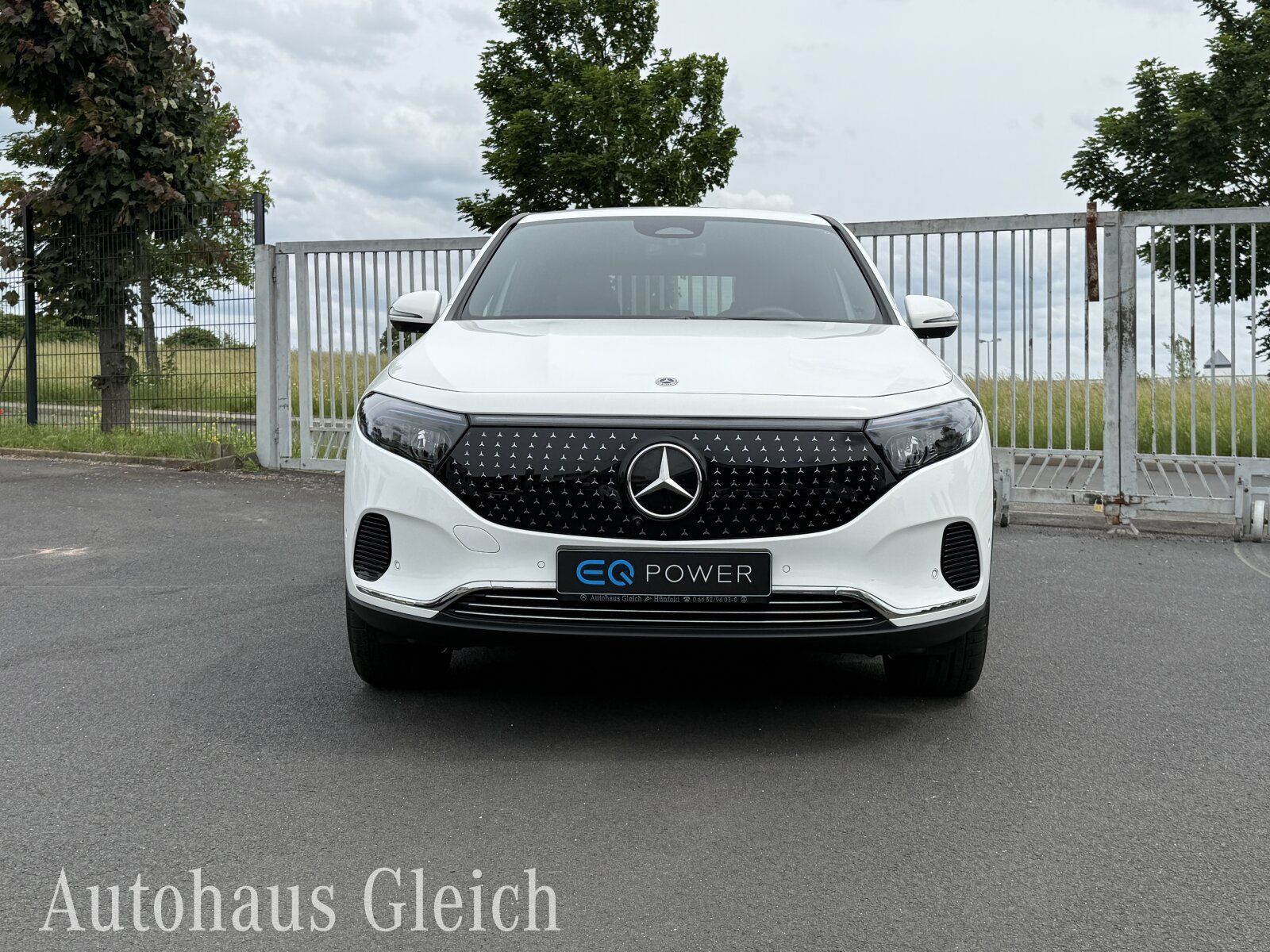 Fahrzeugabbildung Mercedes-Benz EQA 300 Electric Art 4Matic Navi/Distronic/Klima